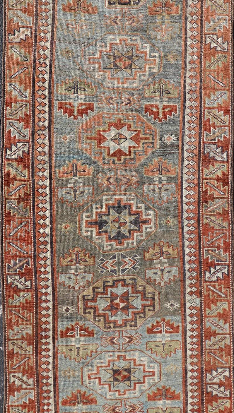Antiker persischer Serapi-Läufer in Hellblau und Rost mit geometrischem Design 2'8 X 9'8 (Persisch) im Angebot