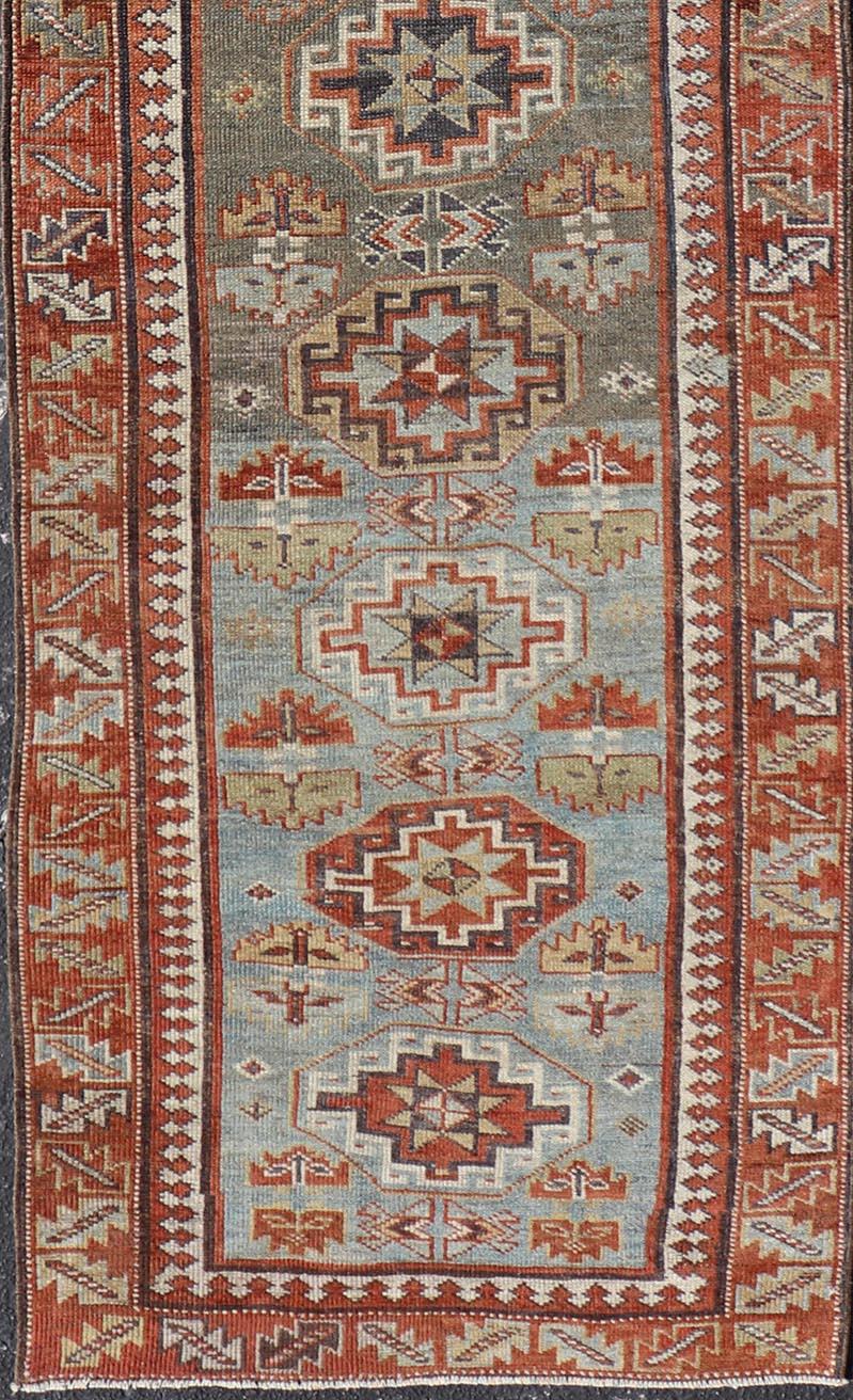 Antiker persischer Serapi-Läufer in Hellblau und Rost mit geometrischem Design 2'8 X 9'8 (Handgeknüpft) im Angebot