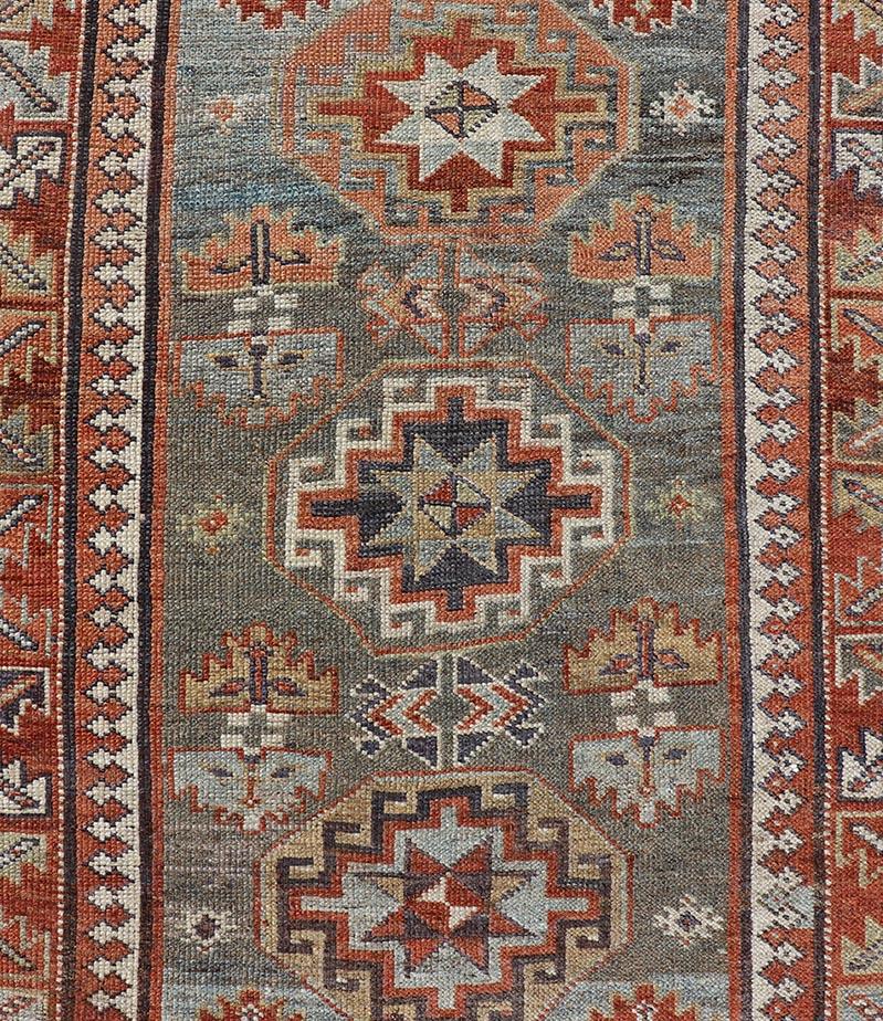 Antiker persischer Serapi-Läufer in Hellblau und Rost mit geometrischem Design 2'8 X 9'8 im Zustand „Gut“ im Angebot in Atlanta, GA