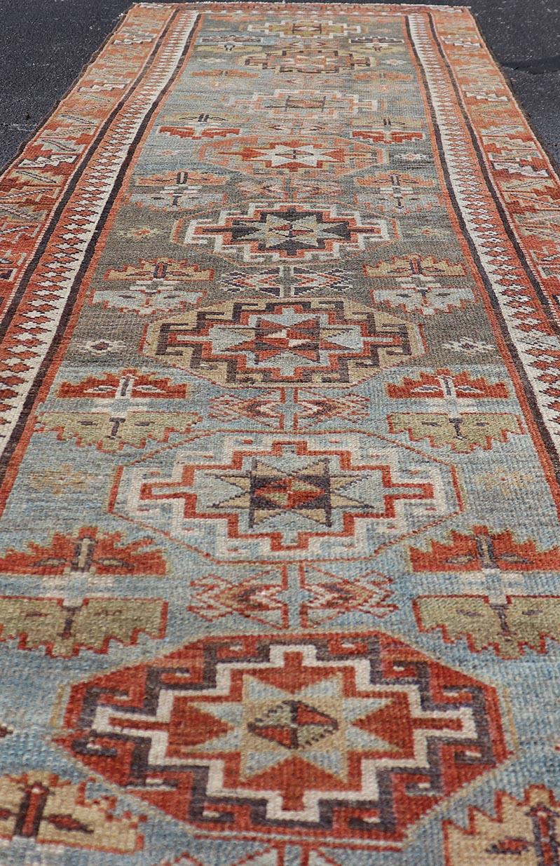 Antiker persischer Serapi-Läufer in Hellblau und Rost mit geometrischem Design 2'8 X 9'8 (20. Jahrhundert) im Angebot