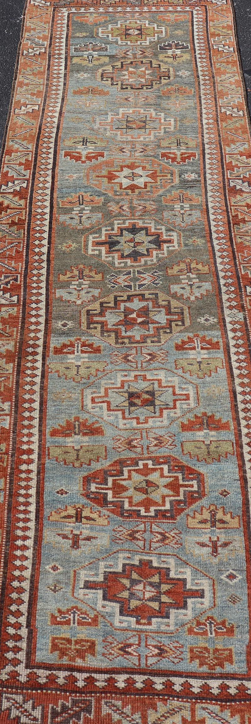 Antiker persischer Serapi-Läufer in Hellblau und Rost mit geometrischem Design 2'8 X 9'8 (Wolle) im Angebot
