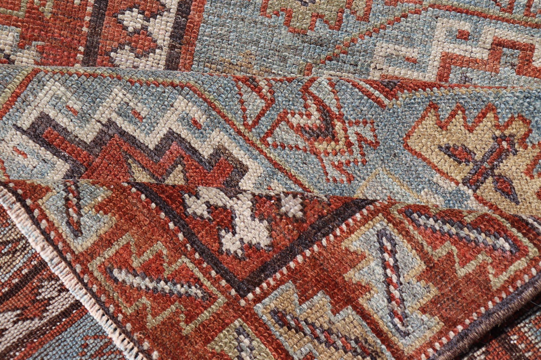 Antiker persischer Serapi-Läufer in Hellblau und Rost mit geometrischem Design 2'8 X 9'8 im Angebot 1
