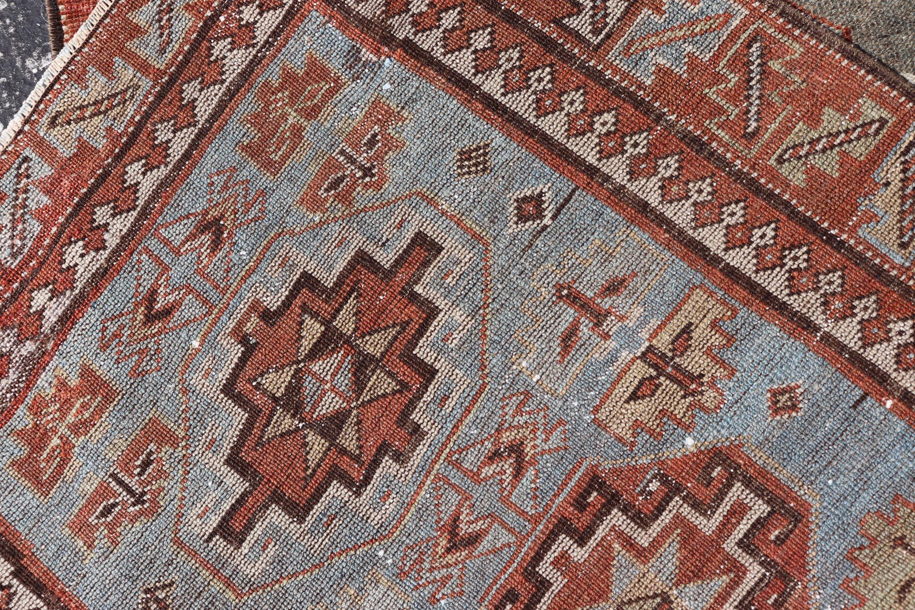 Antiker persischer Serapi-Läufer in Hellblau und Rost mit geometrischem Design 2'8 X 9'8 im Angebot 2