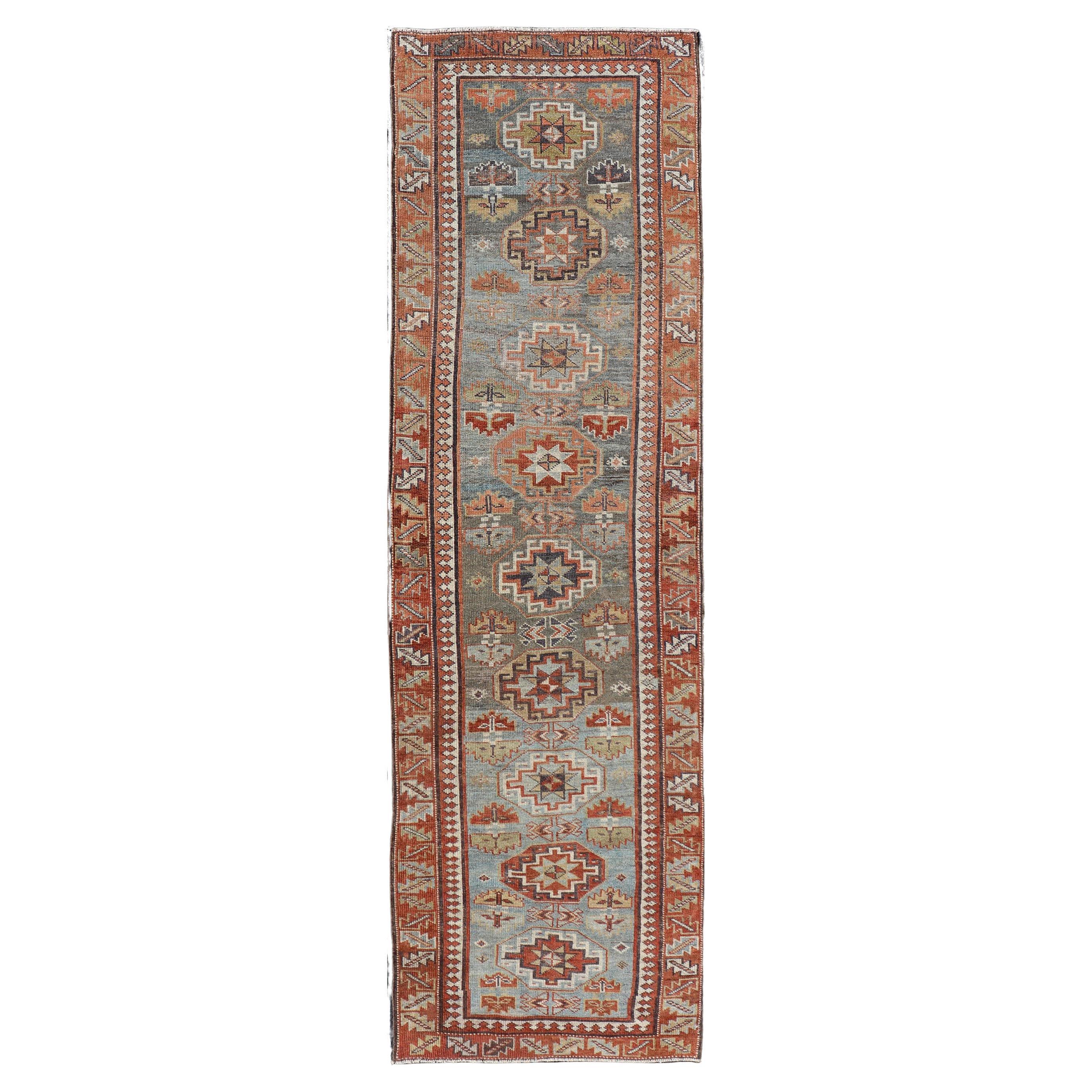 Tapis de couloir persan Serapi ancien bleu clair et rouille à motif géométrique 2'8 x 9'8
