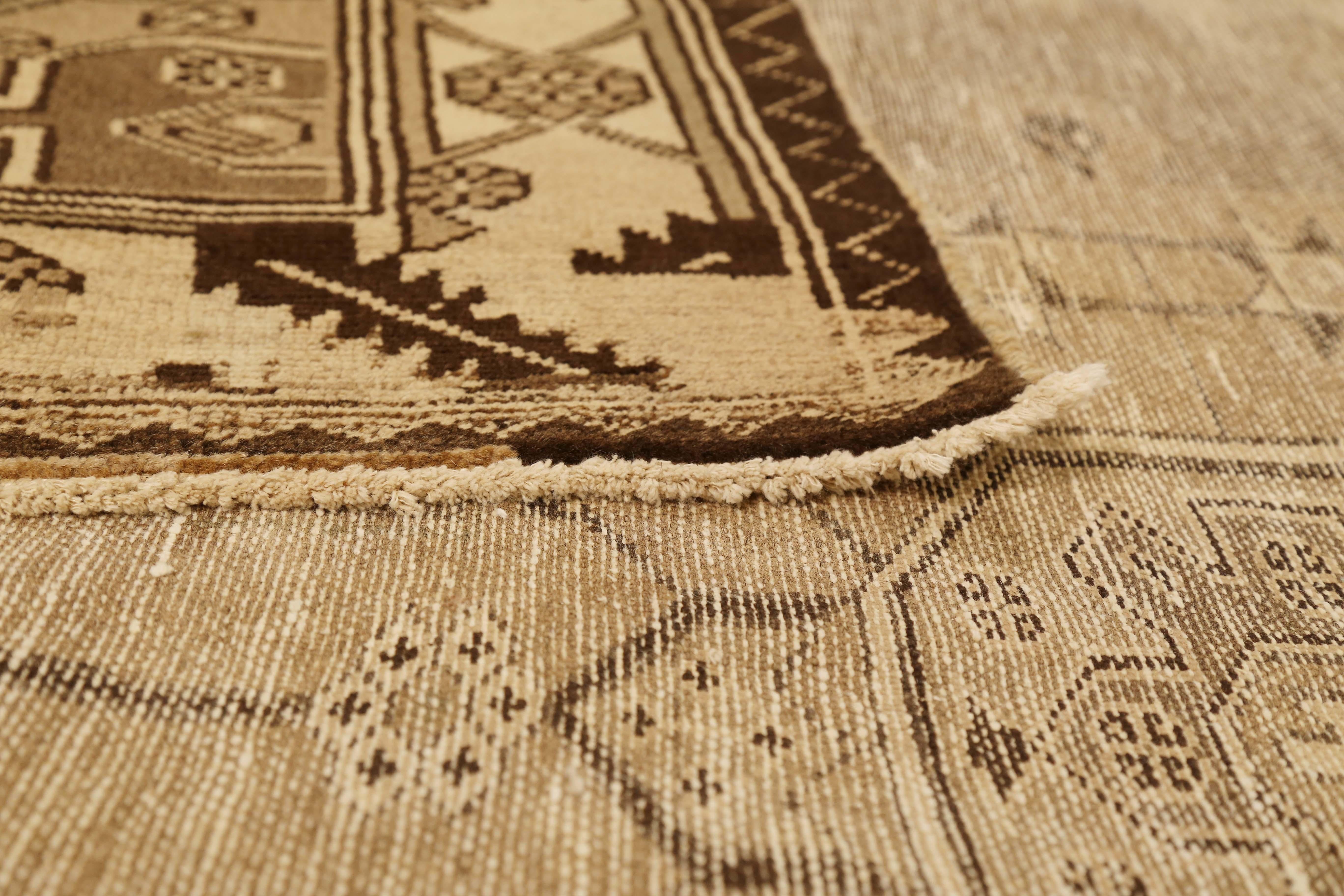 Antiker persischer Shahsavan-Teppich mit braunen und beigefarbenen geometrischen Mustern (Persisch) im Angebot