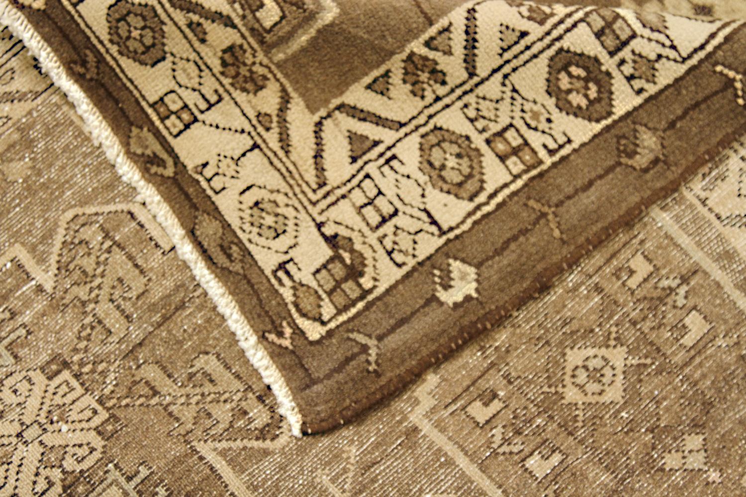 Antiker persischer Schahsavanteppich mit geometrischen Stammesmustern in Braun und Elfenbein (Sonstiges) im Angebot