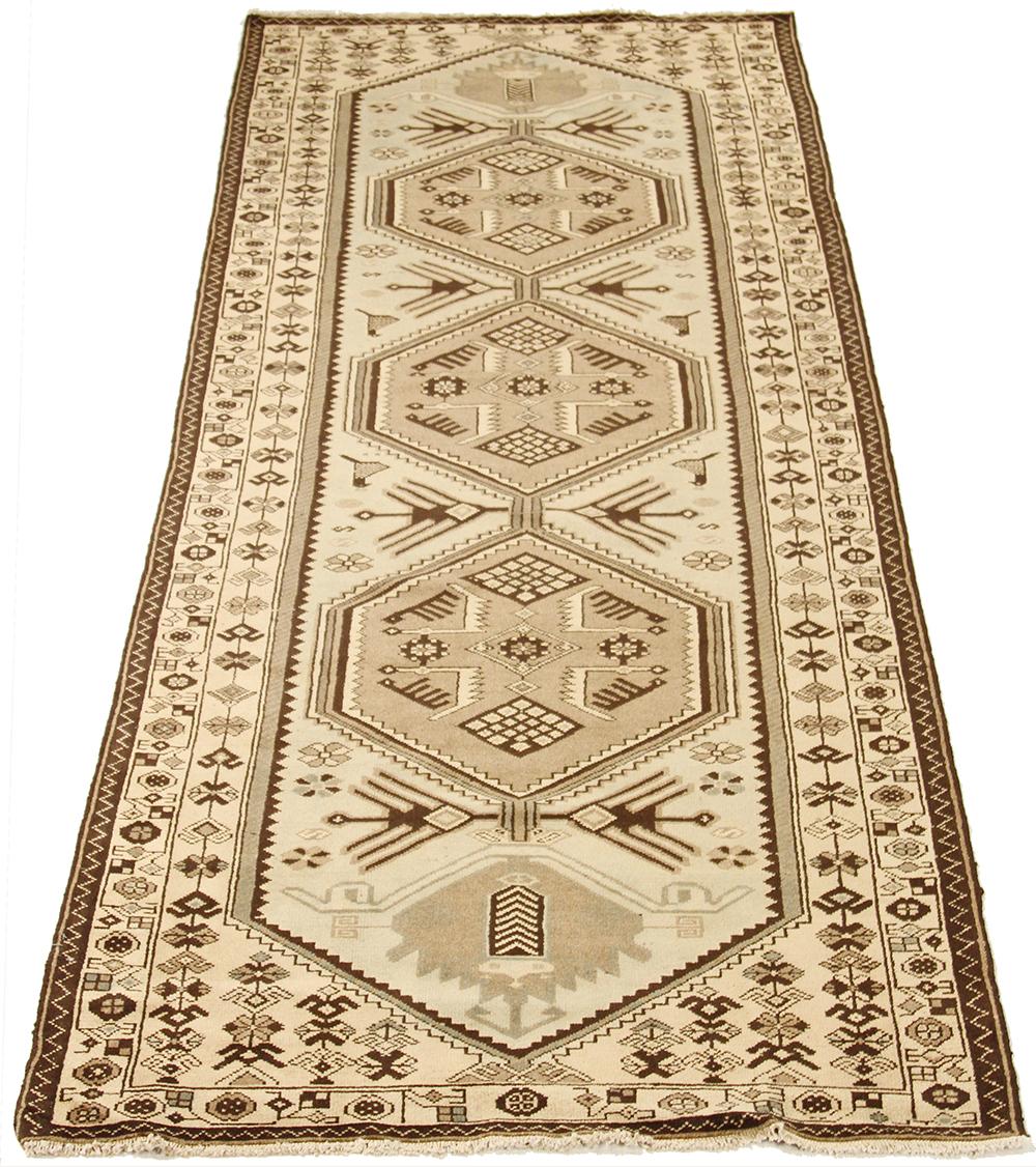 Antiker persischer Läufer, handgewebt aus feinster Schafwolle und gefärbt mit natürlichen pflanzlichen Farbstoffen, die für Menschen und Haustiere sicher sind. Es ist ein traditionelles Schahsavan-Design, das durch elfenbeinfarbene und braune