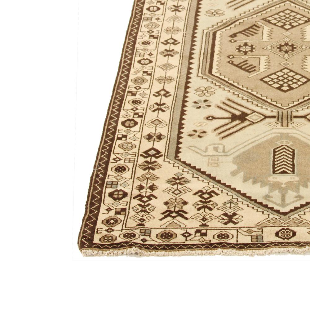 Antiker persischer Schahsavan-Läufer mit elfenbeinfarbenen und braunen Tribal-Details (Persisch) im Angebot