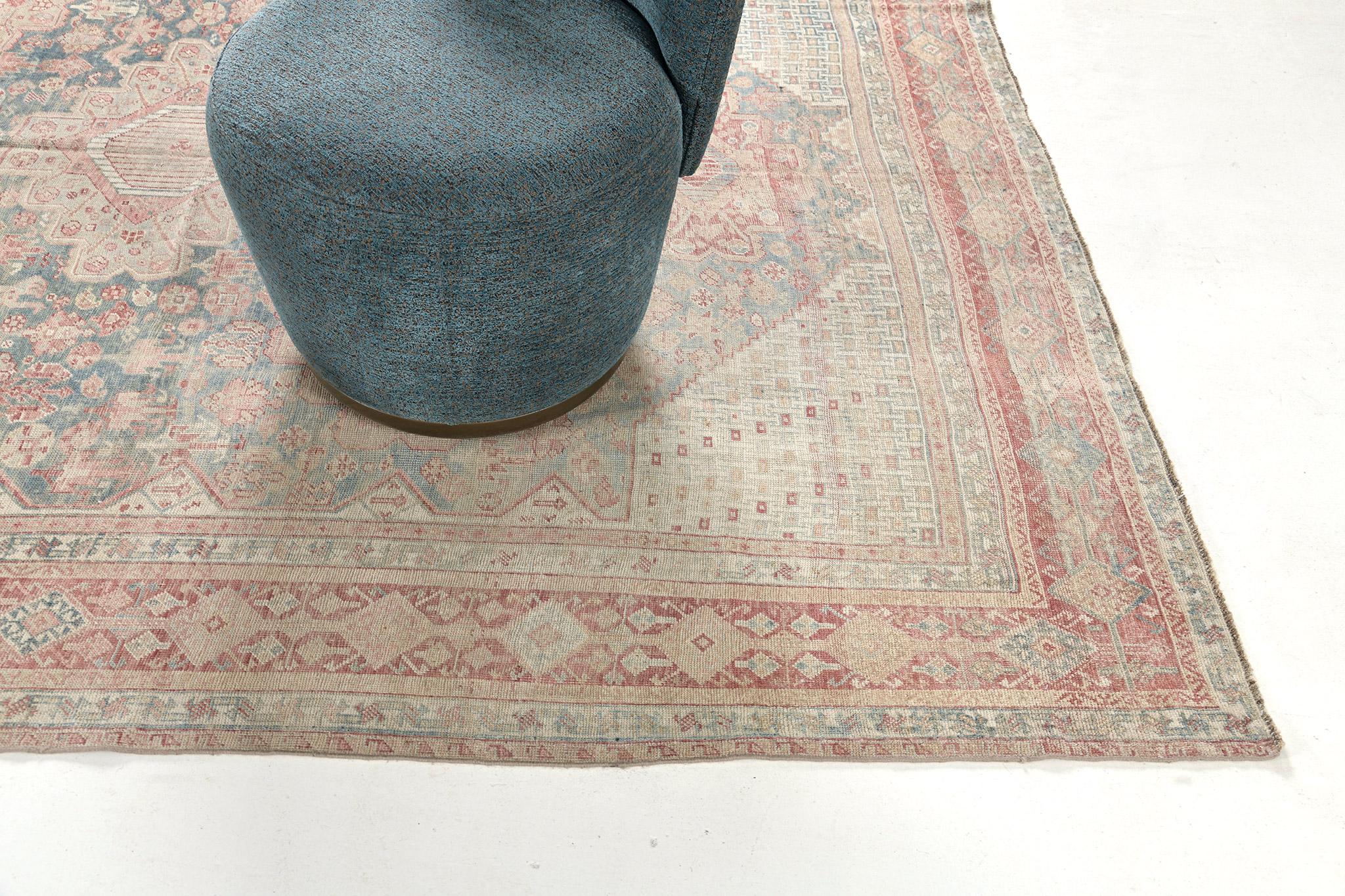 Ce tapis ancien persan Shiraz présente un époustouflant motif botanique en alternance. Cette œuvre d'art séduisante se caractérise par des tons agréables de cannelle, de bleu égéen, de rouille et d'ivoire. Parfait pour un large éventail