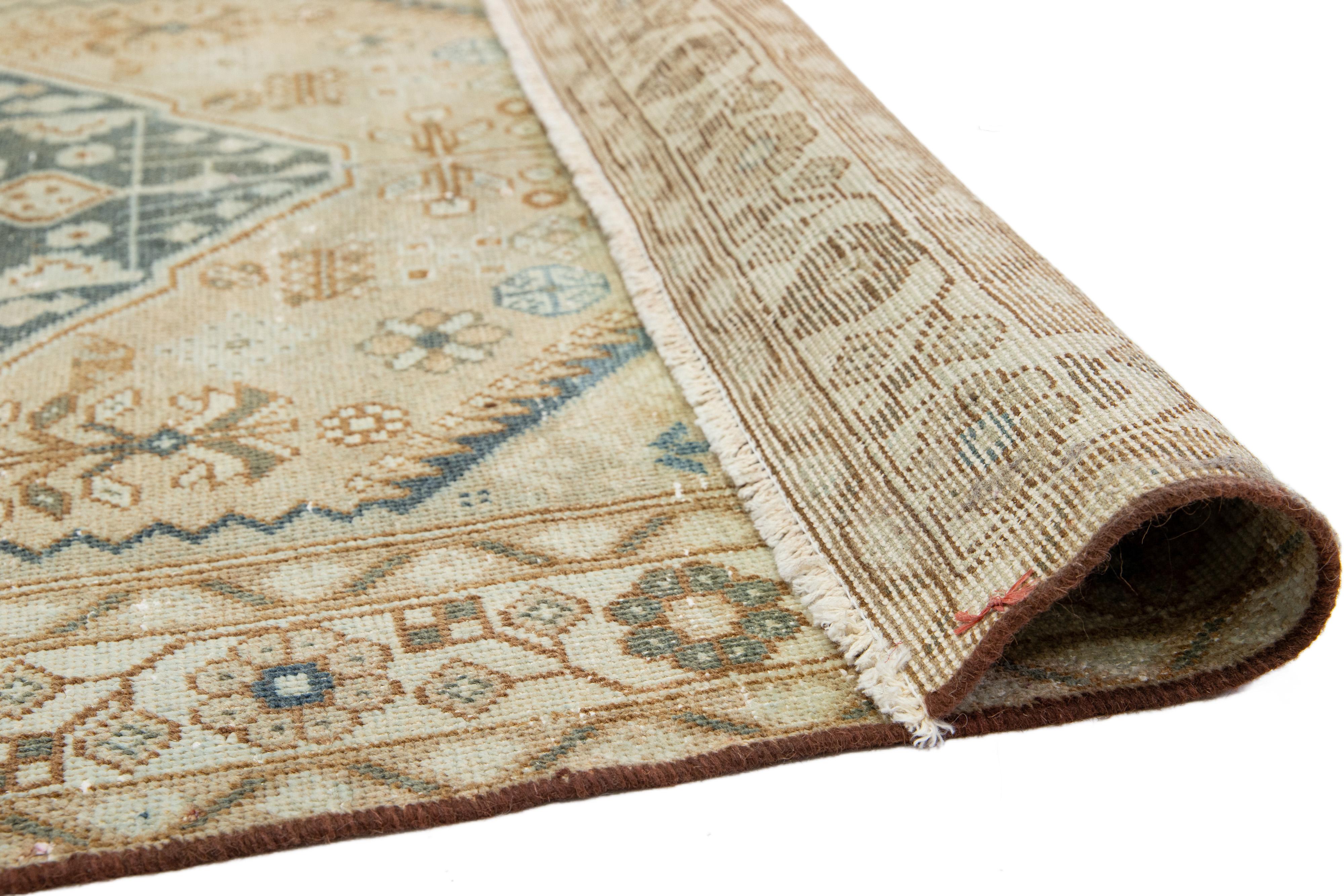 Islamique Ancien tapis persan Shiraz en laine beige et bleu au design chic en vente