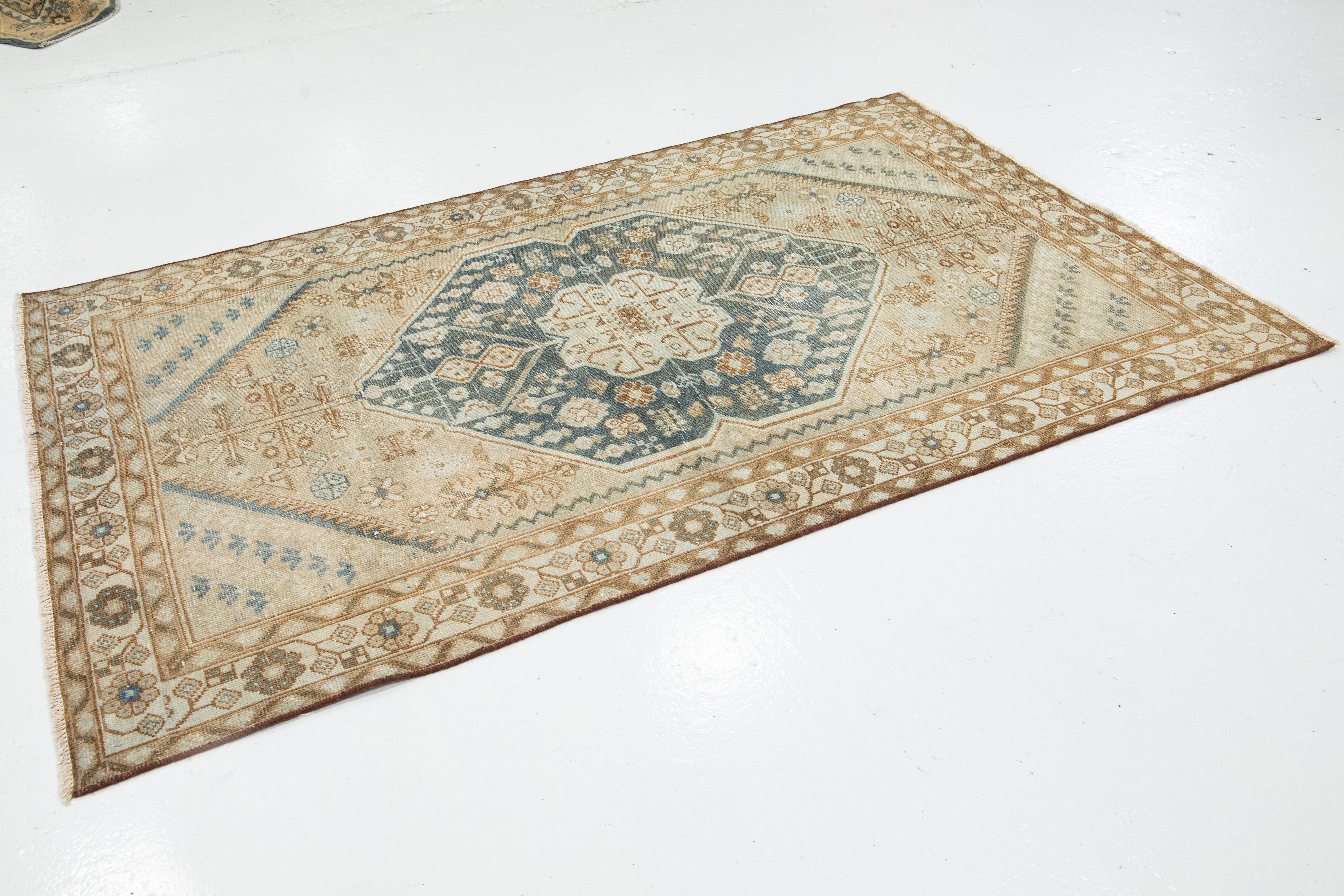 Noué à la main Ancien tapis persan Shiraz en laine beige et bleu au design chic en vente