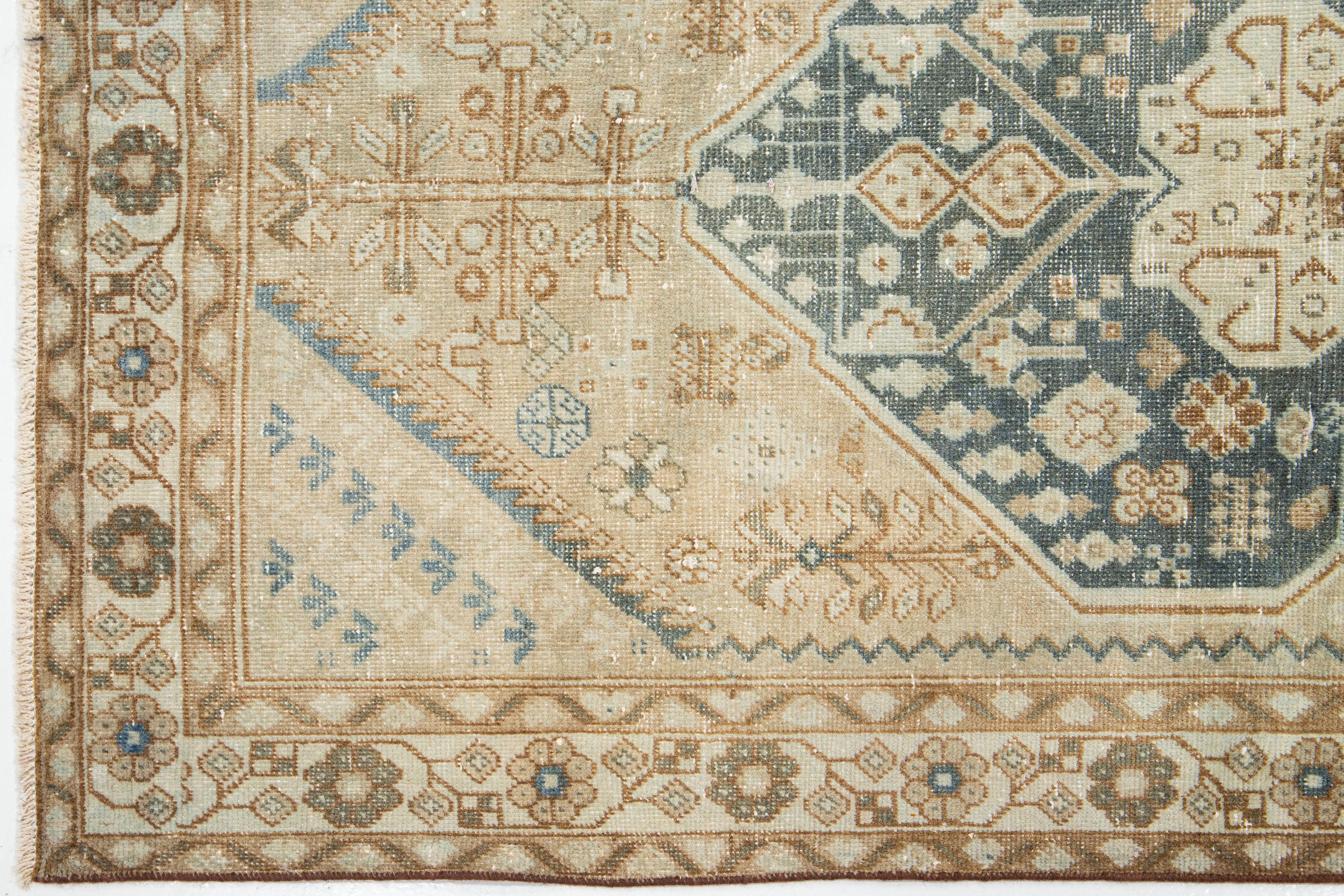 Laine Ancien tapis persan Shiraz en laine beige et bleu au design chic en vente