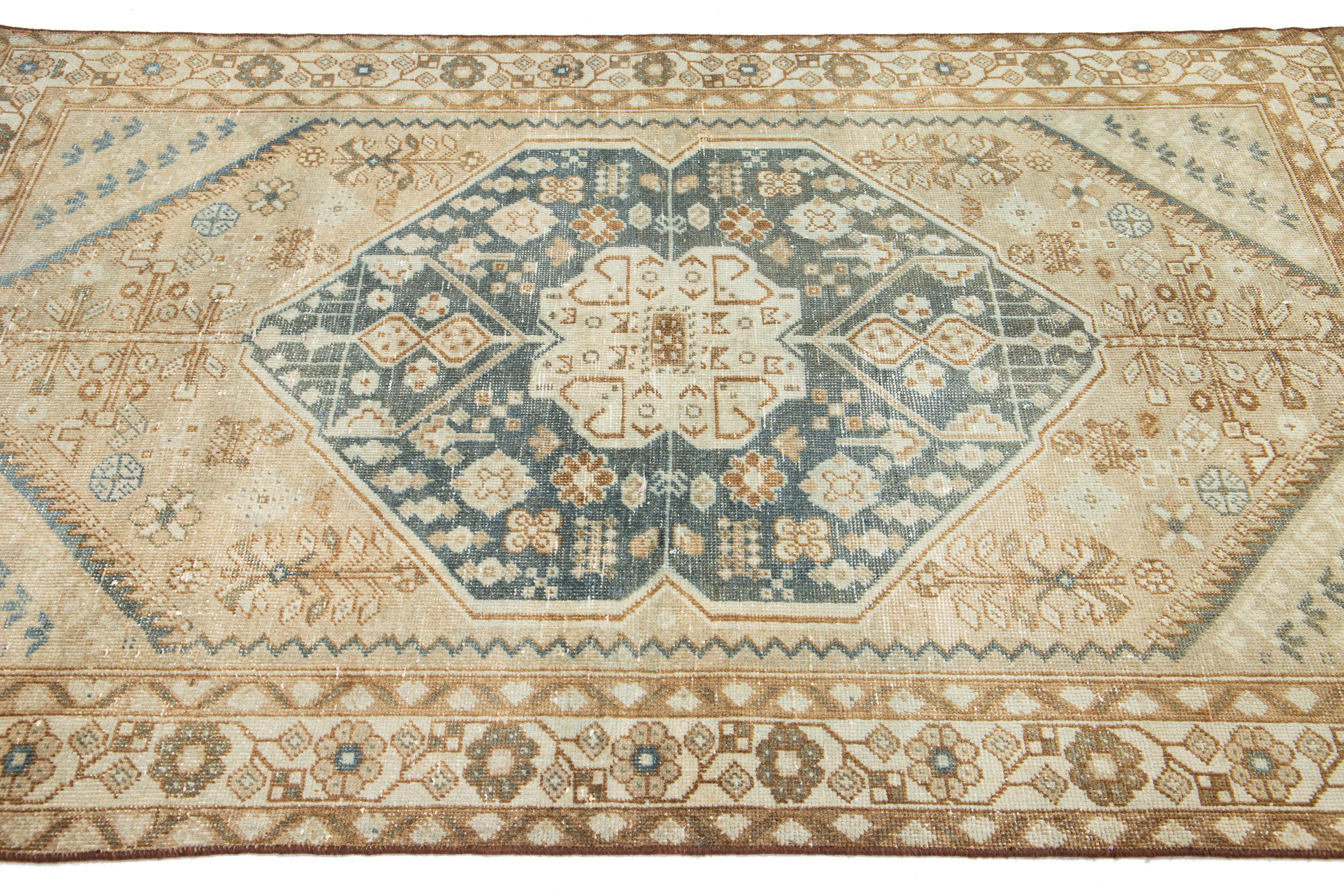 Ancien tapis persan Shiraz en laine beige et bleu au design chic en vente 1