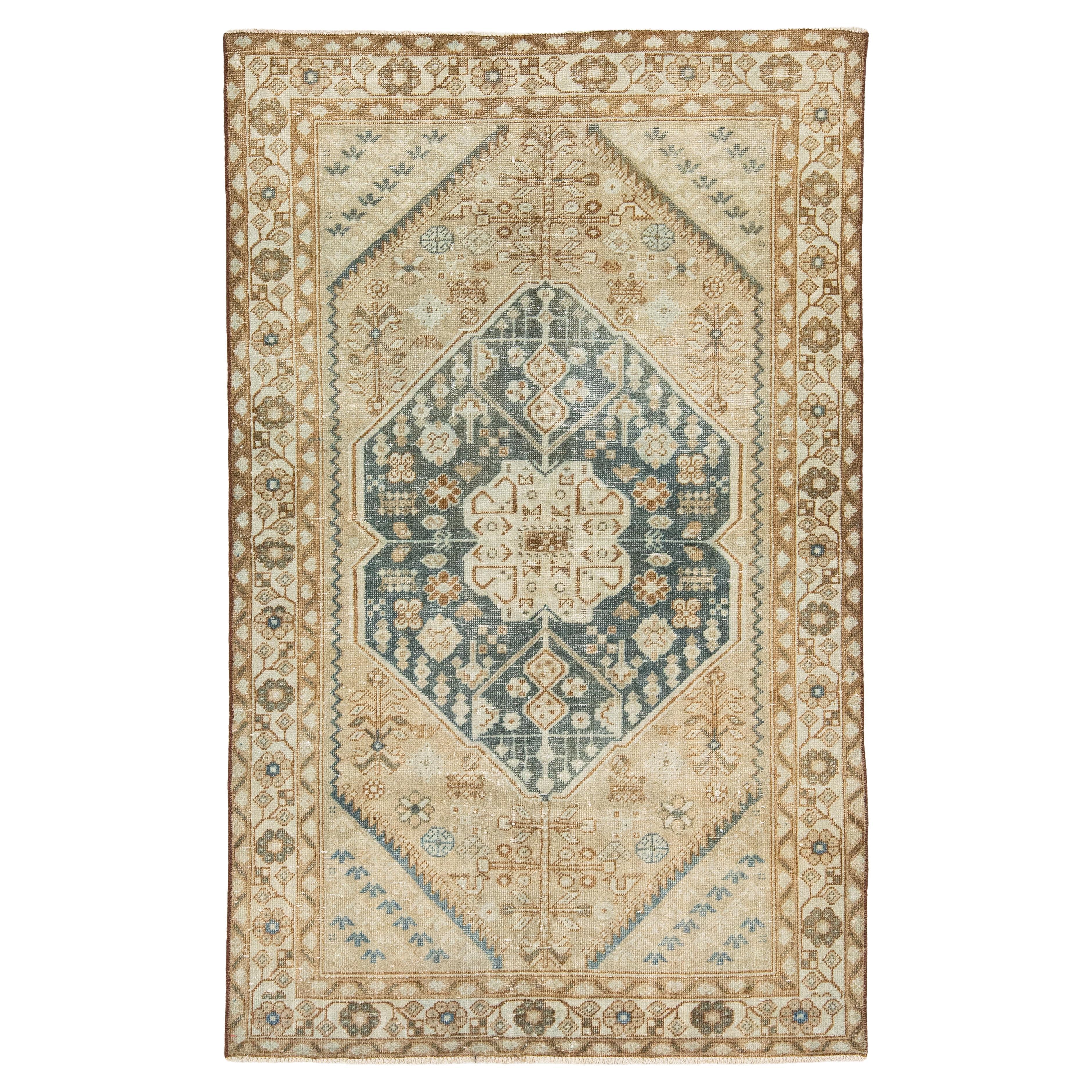Ancien tapis persan Shiraz en laine beige et bleu au design chic en vente