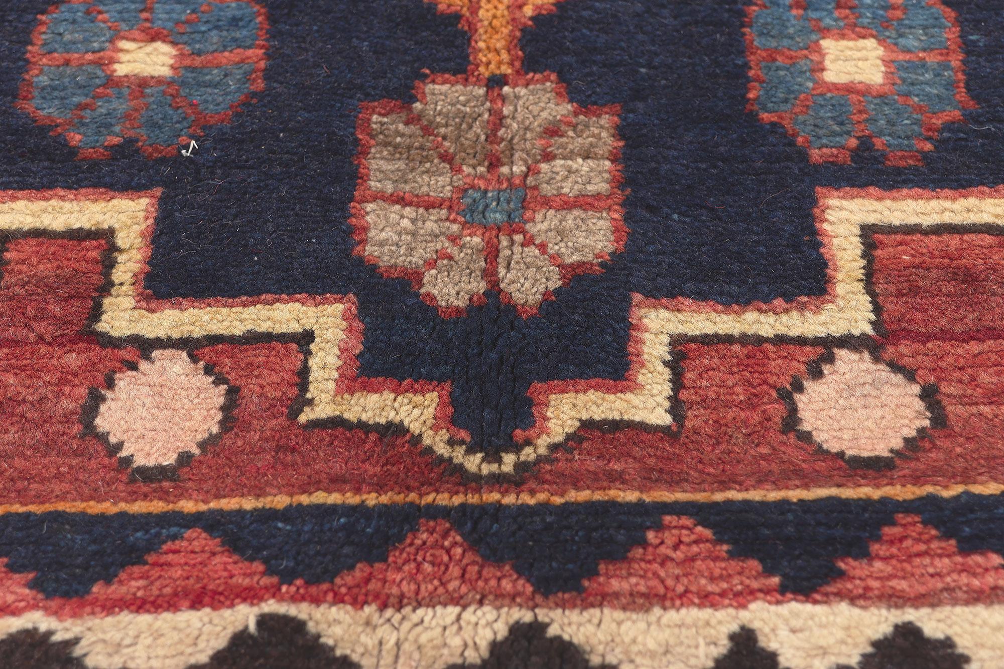 Antique Persian Shiraz Carpet, 04'11 x 09'00 In Good Condition For Sale In Dallas, TX