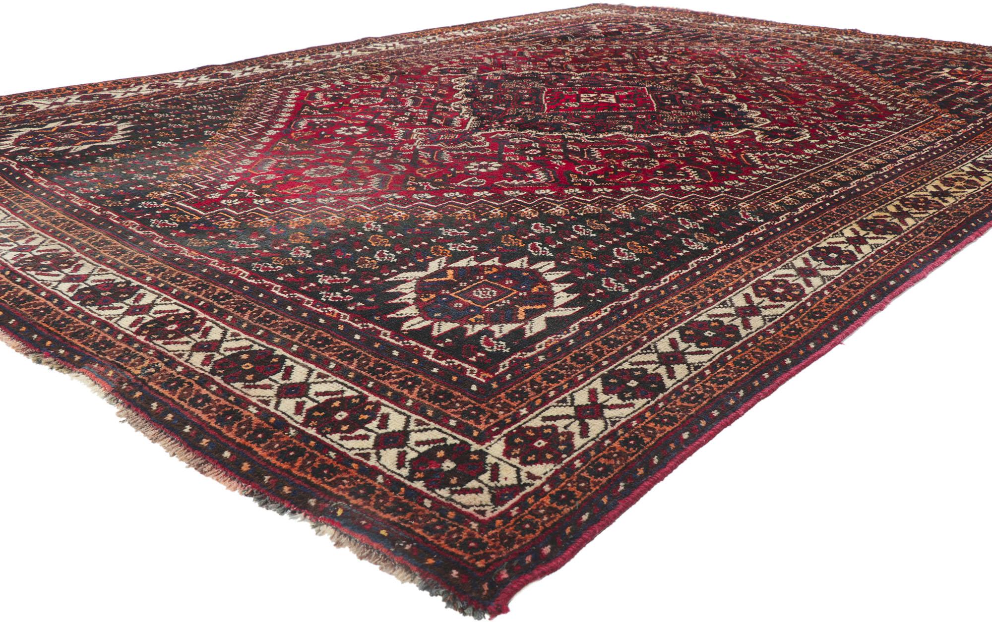 78242 Alfombra Persa Antigua Shiraz, 07'03 x 10'03. Con una sensibilidad tradicional y un estilo atemporal, la alfombra persa antigua Shiraz de lana anudada a mano es una cautivadora obra maestra de belleza tejida. Su meticuloso diseño Herati y su