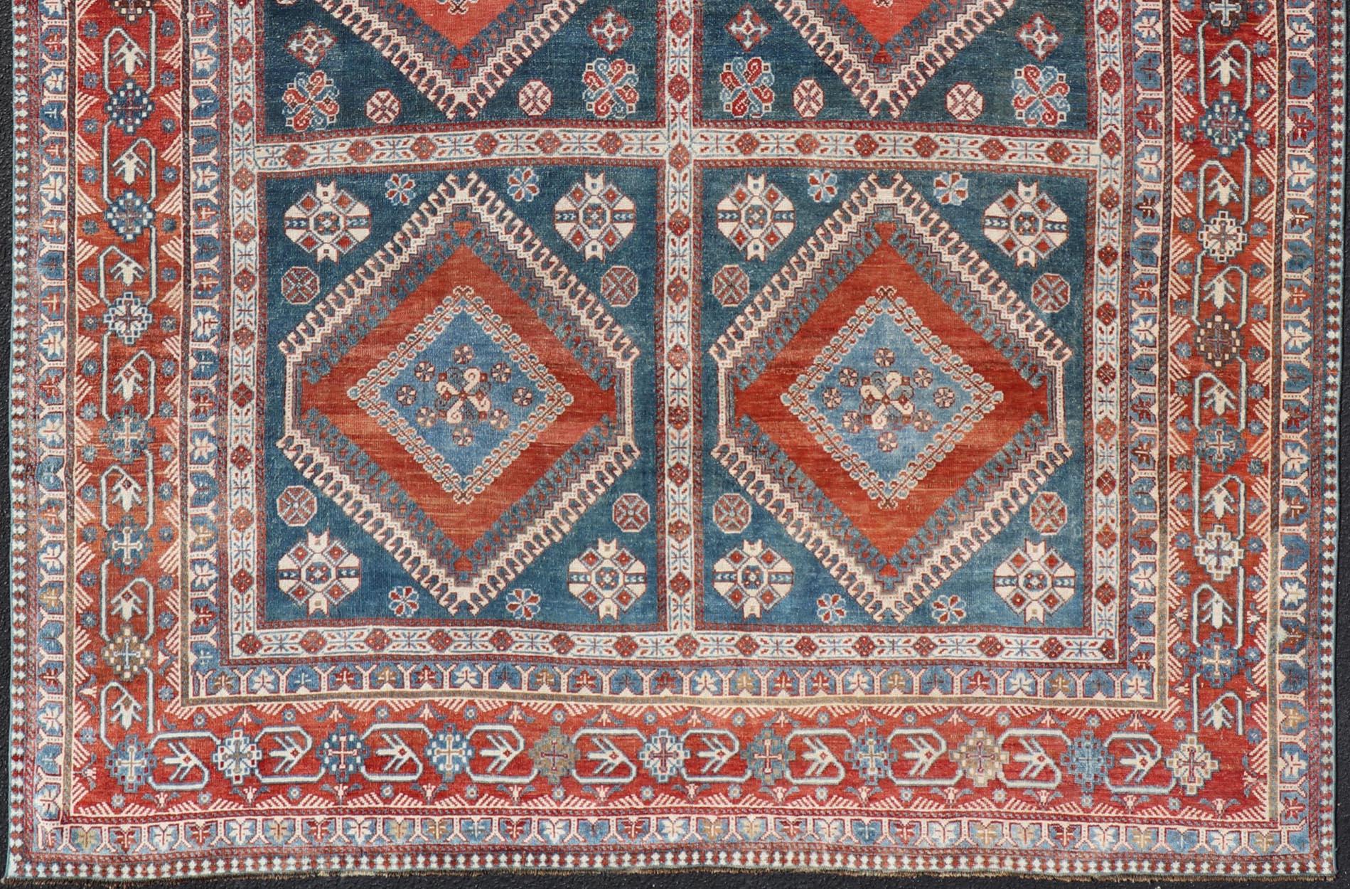 Ancien tapis persan Shiraz à médaillons multiples avec motif géométrique en vente 2