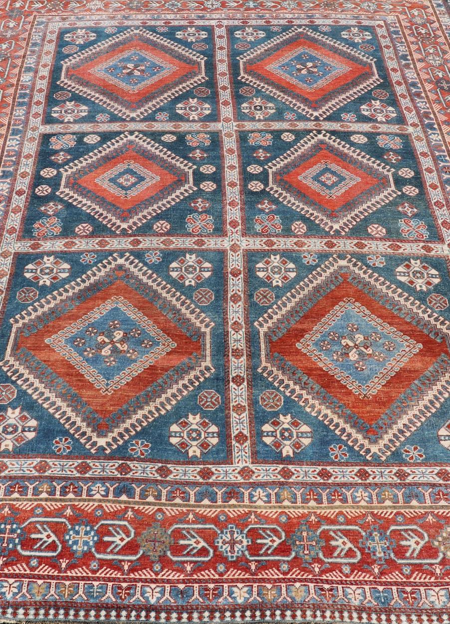 Antiker persischer Shiraz-Teppich mit mehreren Medaillons und geometrischem Design im Angebot 3