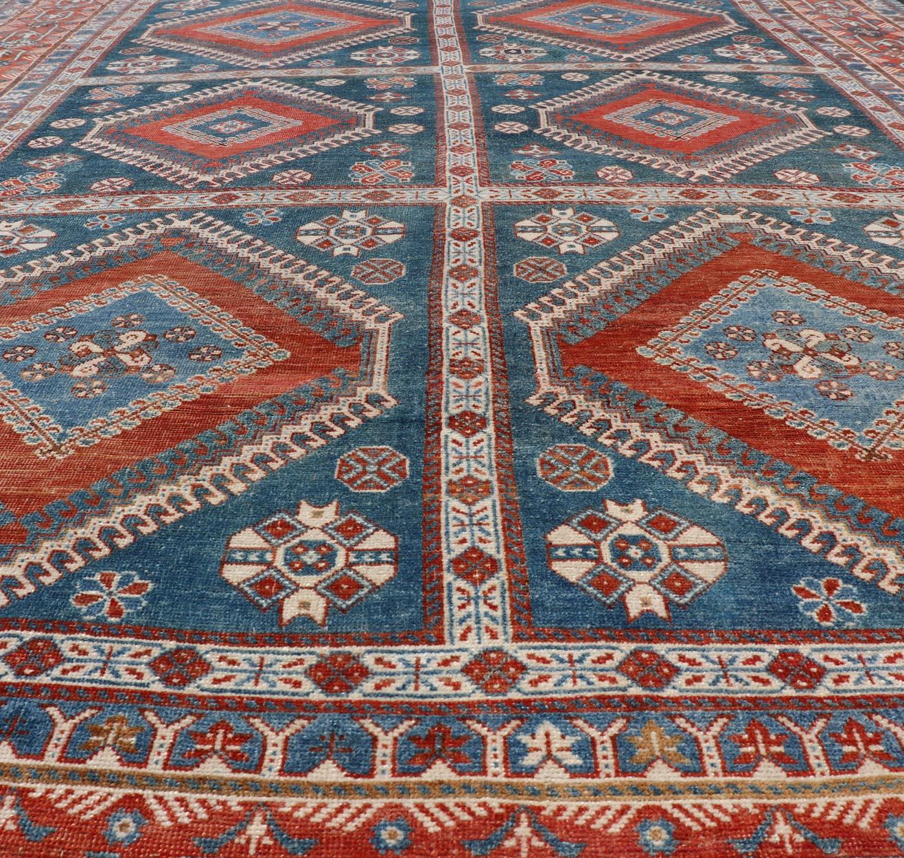 Ancien tapis persan Shiraz à médaillons multiples avec motif géométrique en vente 4