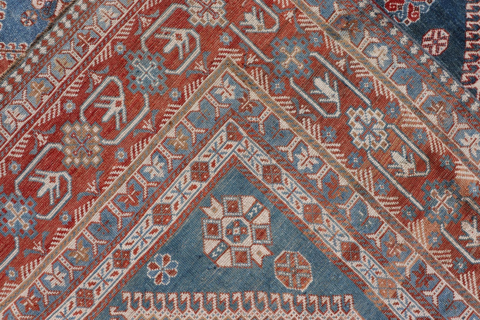 Ancien tapis persan Shiraz à médaillons multiples avec motif géométrique en vente 6