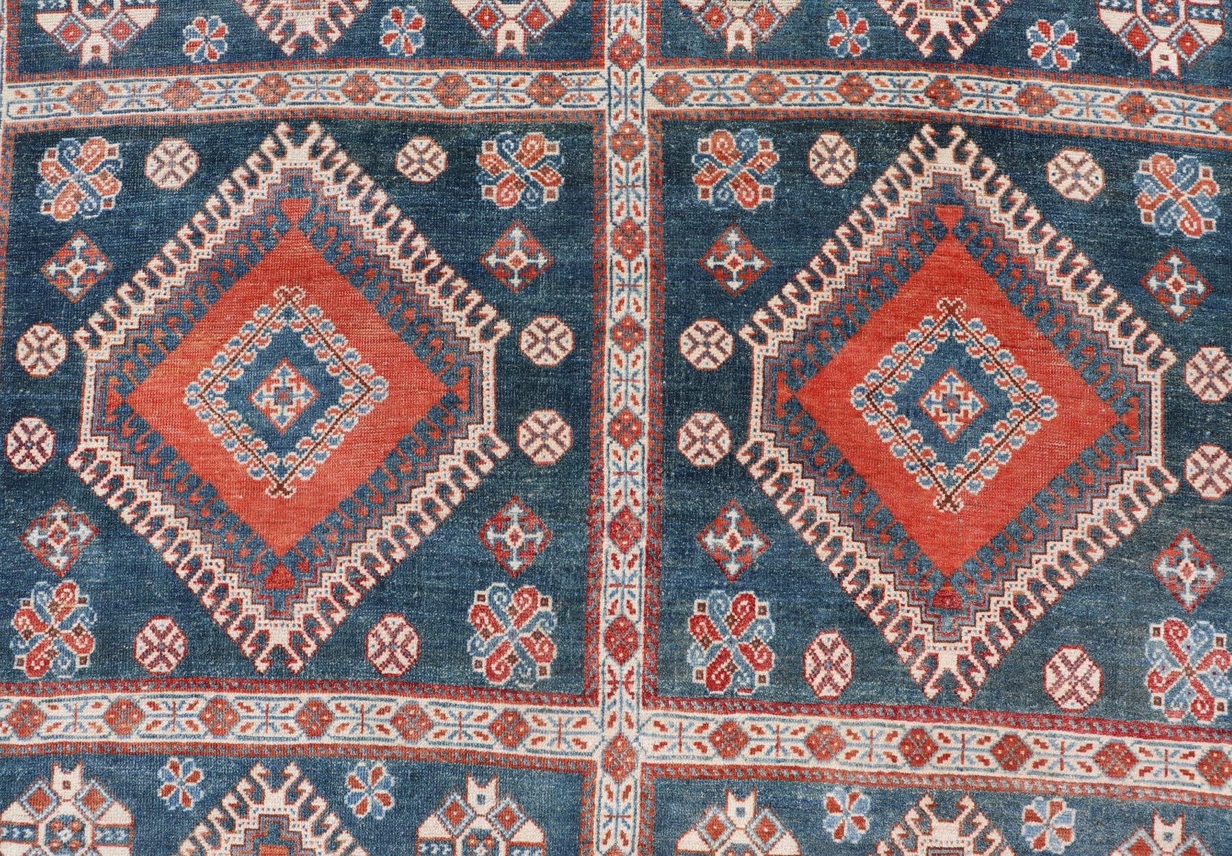 Antiker persischer Shiraz-Teppich mit geometrischem Design, Keivan Woven Arts; Teppich EMB-9604-P13873, Herkunftsland / Typ: Iran / Täbris, um 1910.

Maße: 7'2 x 10'3.


Dieser antike persische Shiraz-Teppich ist aus Wolle handgeknüpft und zeigt ein