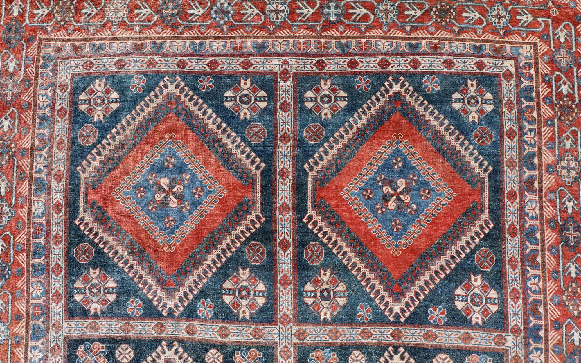 Tribal Ancien tapis persan Shiraz à médaillons multiples avec motif géométrique en vente