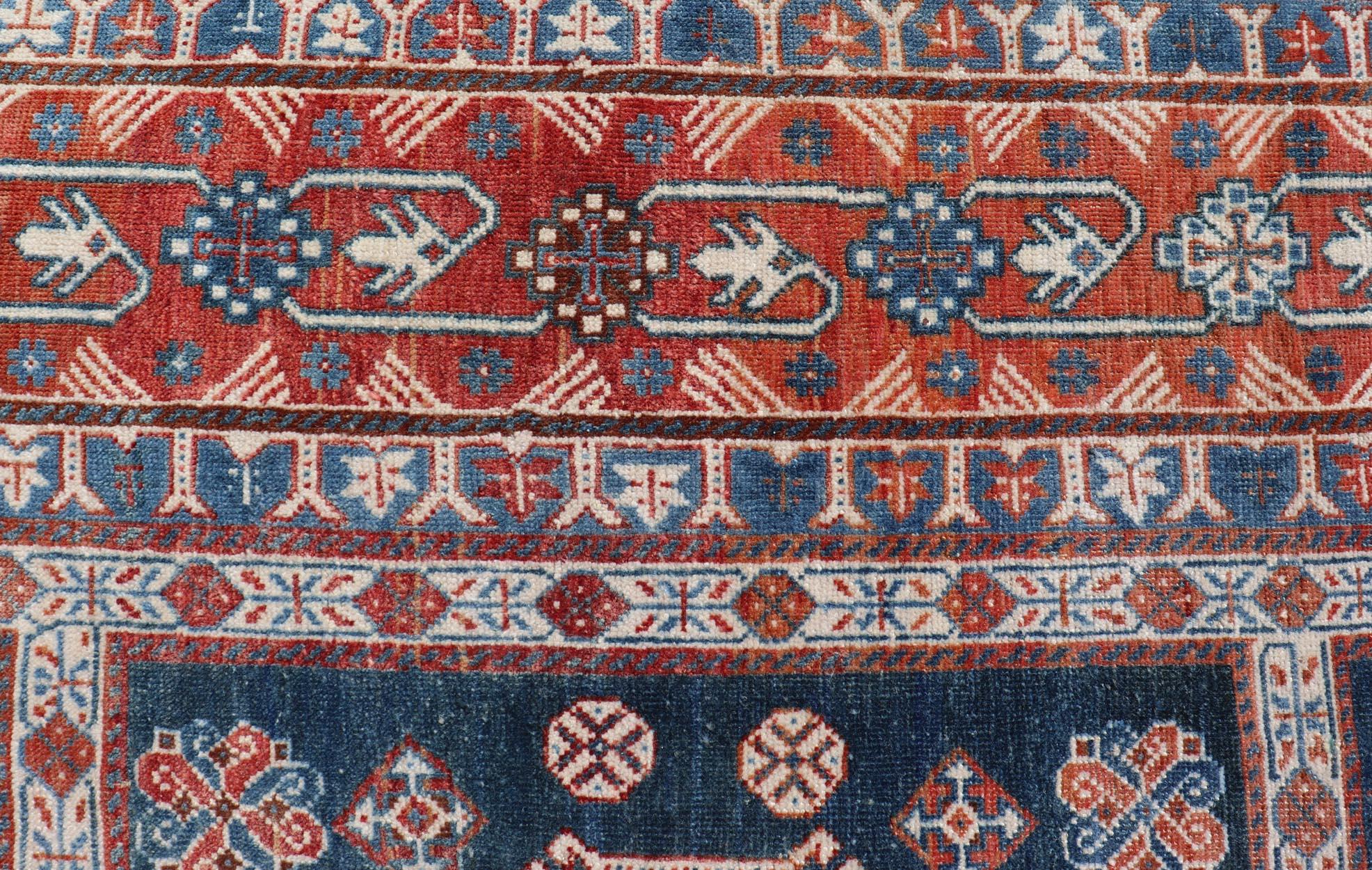 Antiker persischer Shiraz-Teppich mit mehreren Medaillons und geometrischem Design (Persisch) im Angebot