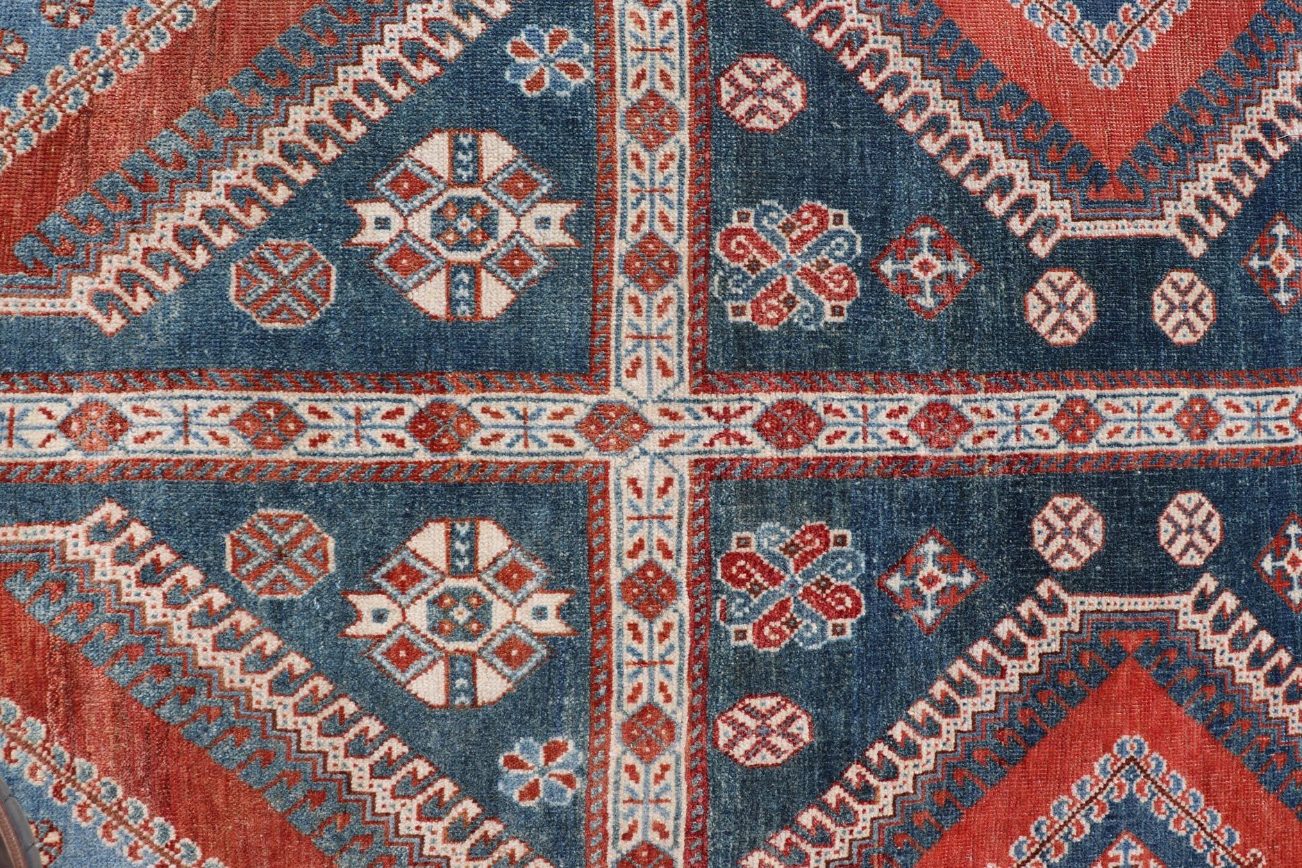 20ième siècle Ancien tapis persan Shiraz à médaillons multiples avec motif géométrique en vente