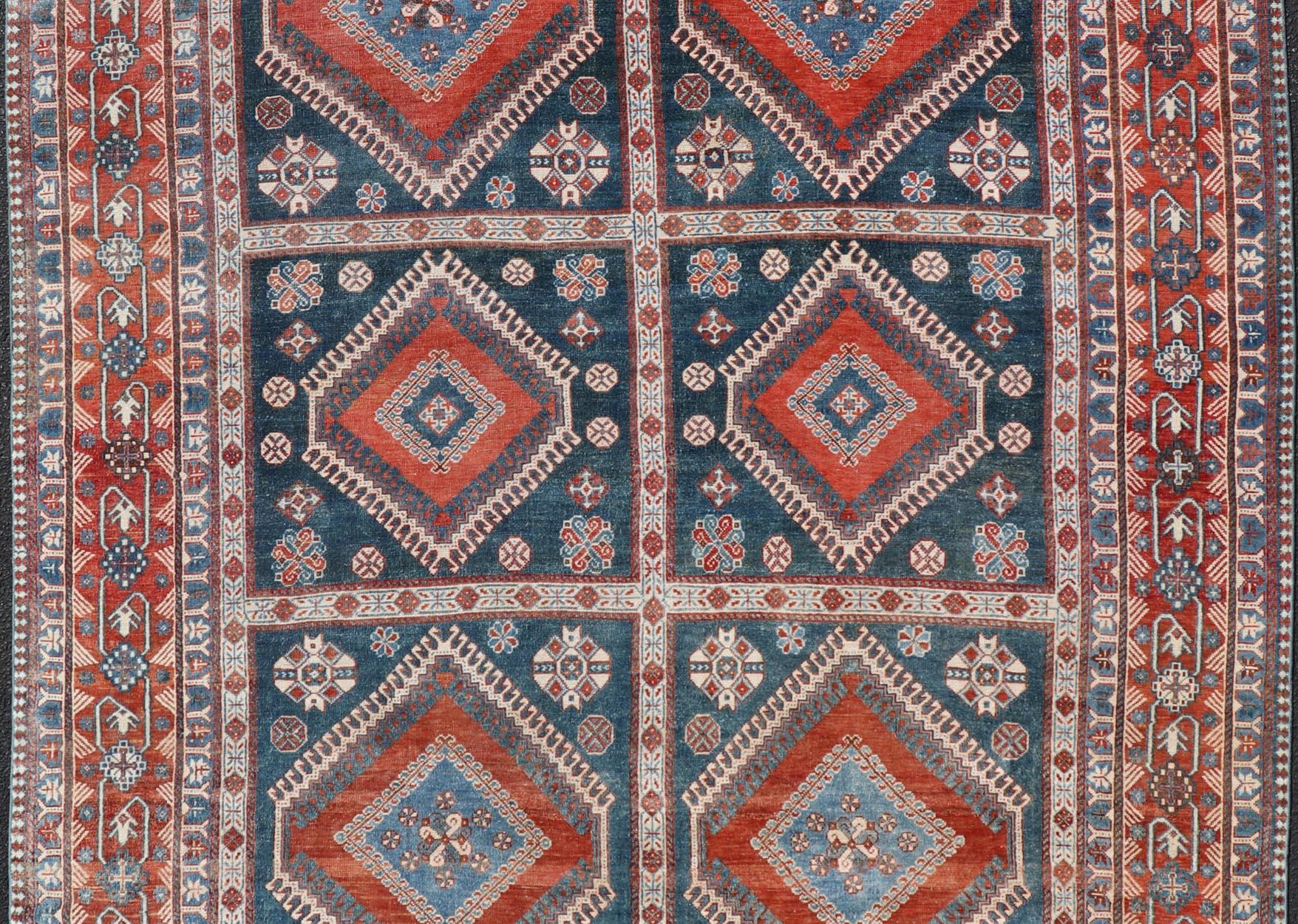 Ancien tapis persan Shiraz à médaillons multiples avec motif géométrique en vente 1