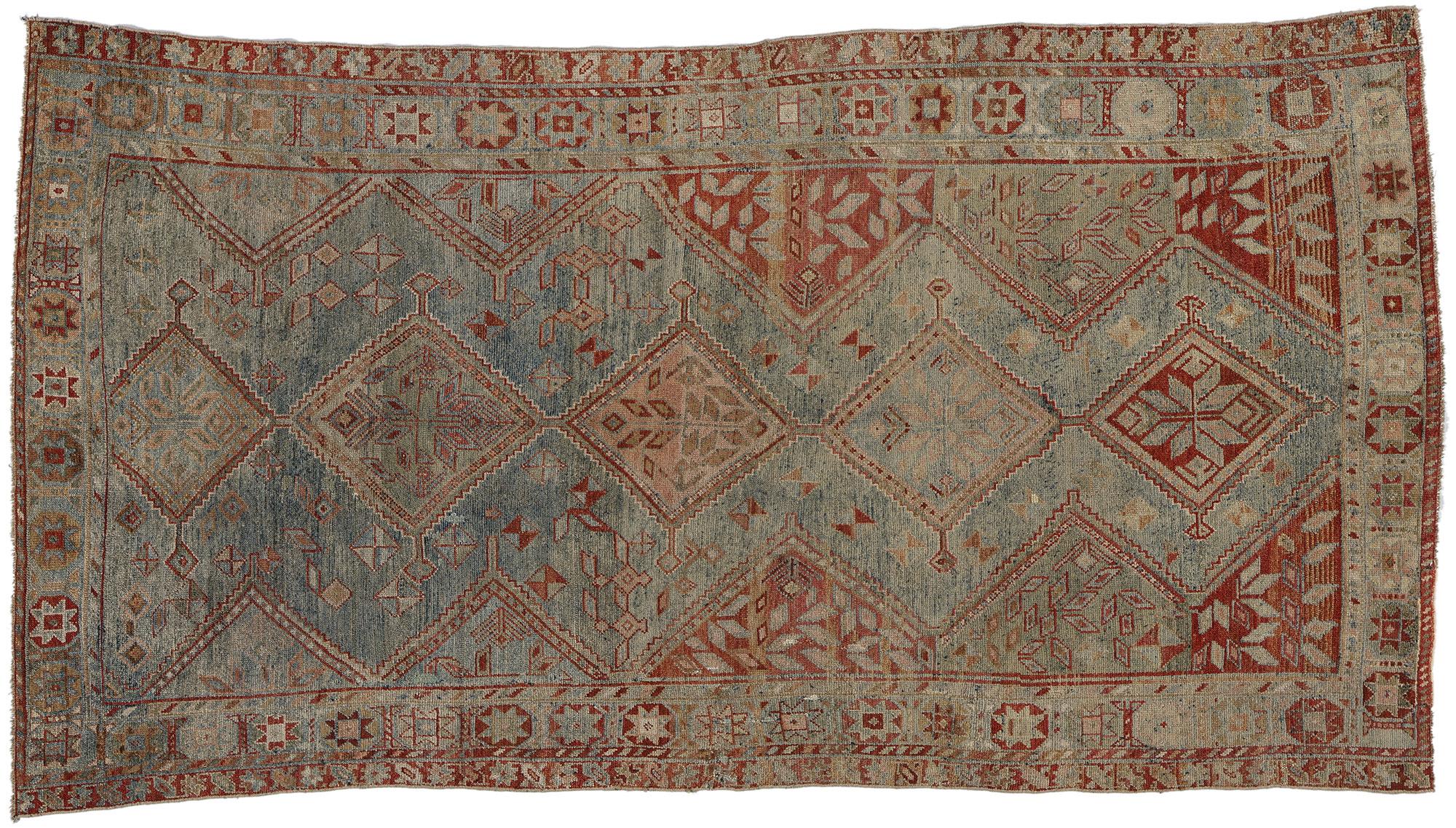 Antiker persischer Shiraz-Teppich, Rugged Beauty Meets Tribal Enchantment, Stammeskunst  im Angebot 2