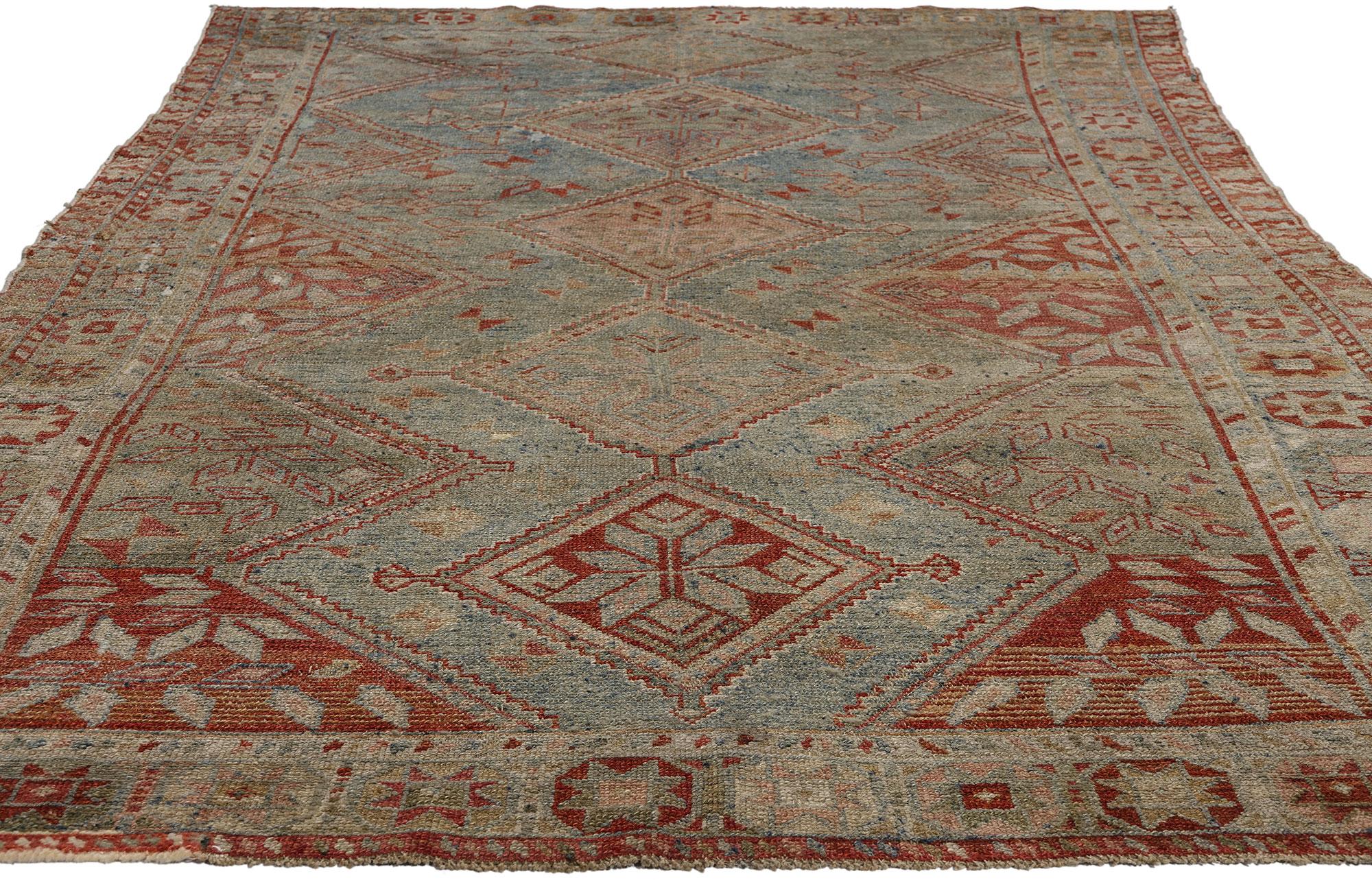 Antiker persischer Shiraz-Teppich, Rugged Beauty Meets Tribal Enchantment, Stammeskunst  (Rustikal) im Angebot
