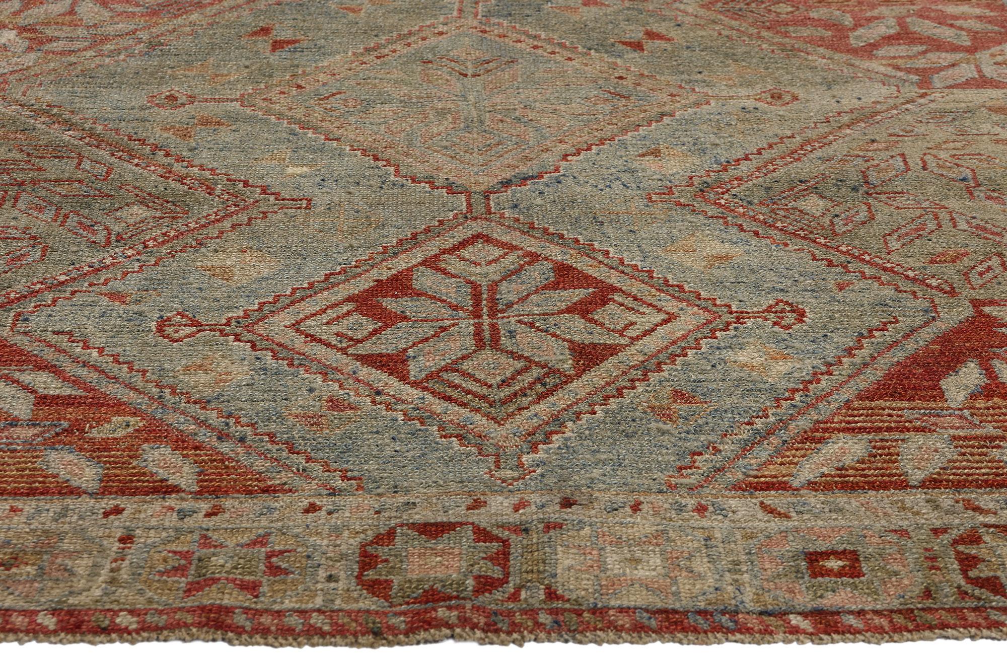 Antiker persischer Shiraz-Teppich, Rugged Beauty Meets Tribal Enchantment, Stammeskunst  (Türkisch) im Angebot
