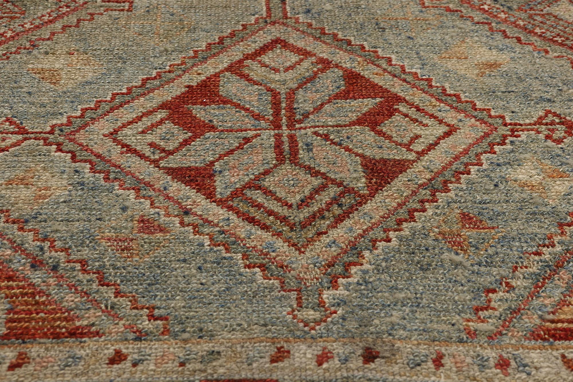 Antiker persischer Shiraz-Teppich, Rugged Beauty Meets Tribal Enchantment, Stammeskunst  (Handgeknüpft) im Angebot