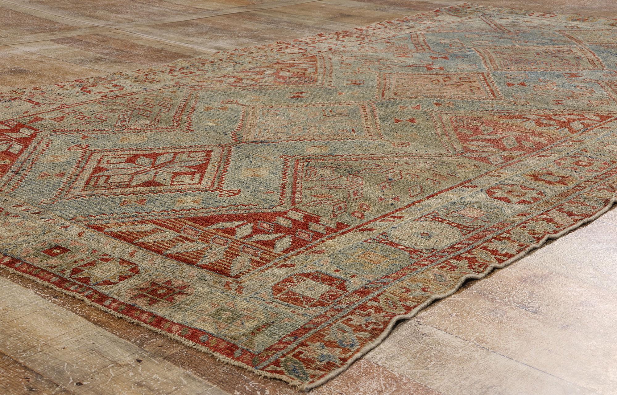Antiker persischer Shiraz-Teppich, Rugged Beauty Meets Tribal Enchantment, Stammeskunst  (20. Jahrhundert) im Angebot