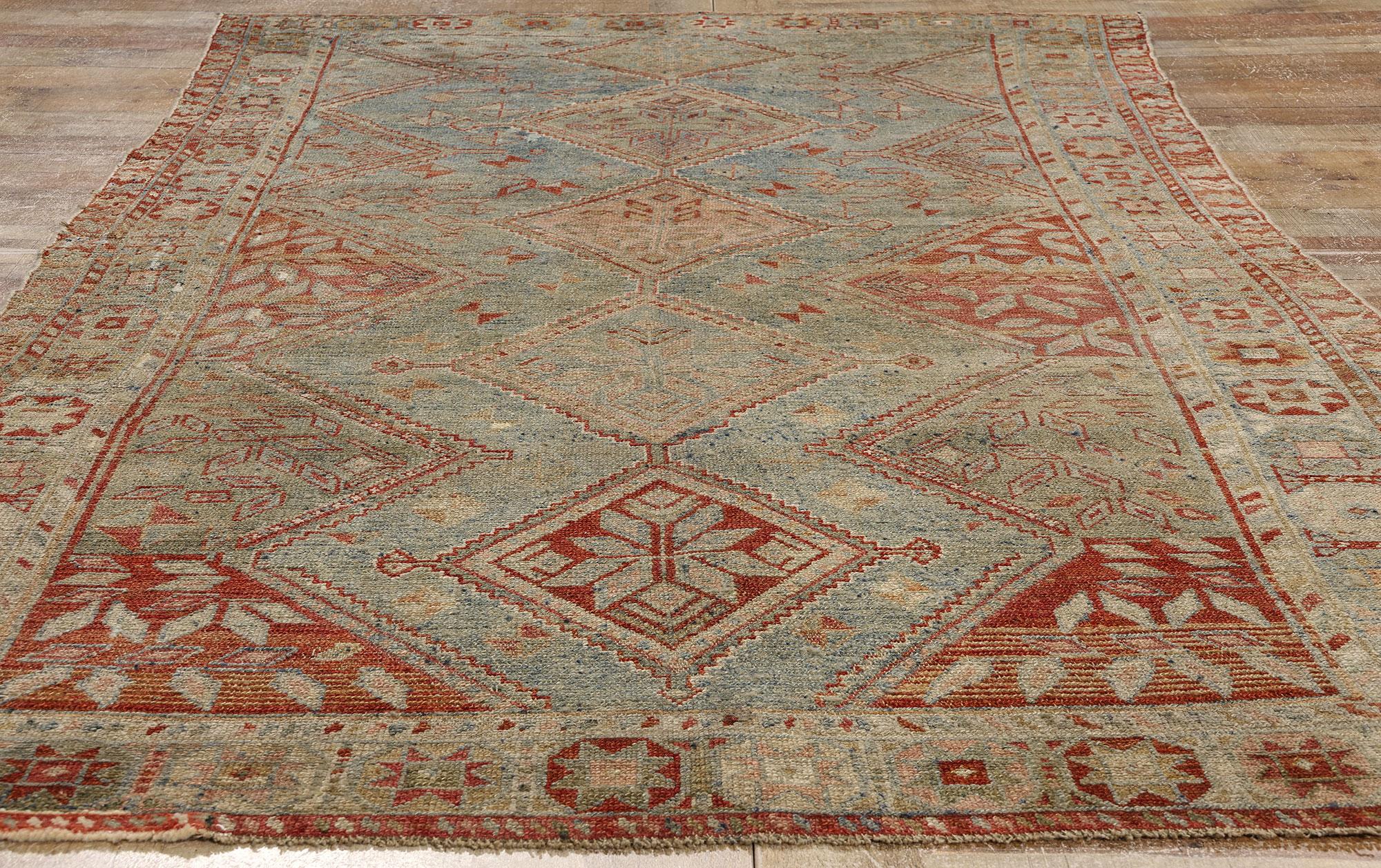 Antiker persischer Shiraz-Teppich, Rugged Beauty Meets Tribal Enchantment, Stammeskunst  (Wolle) im Angebot