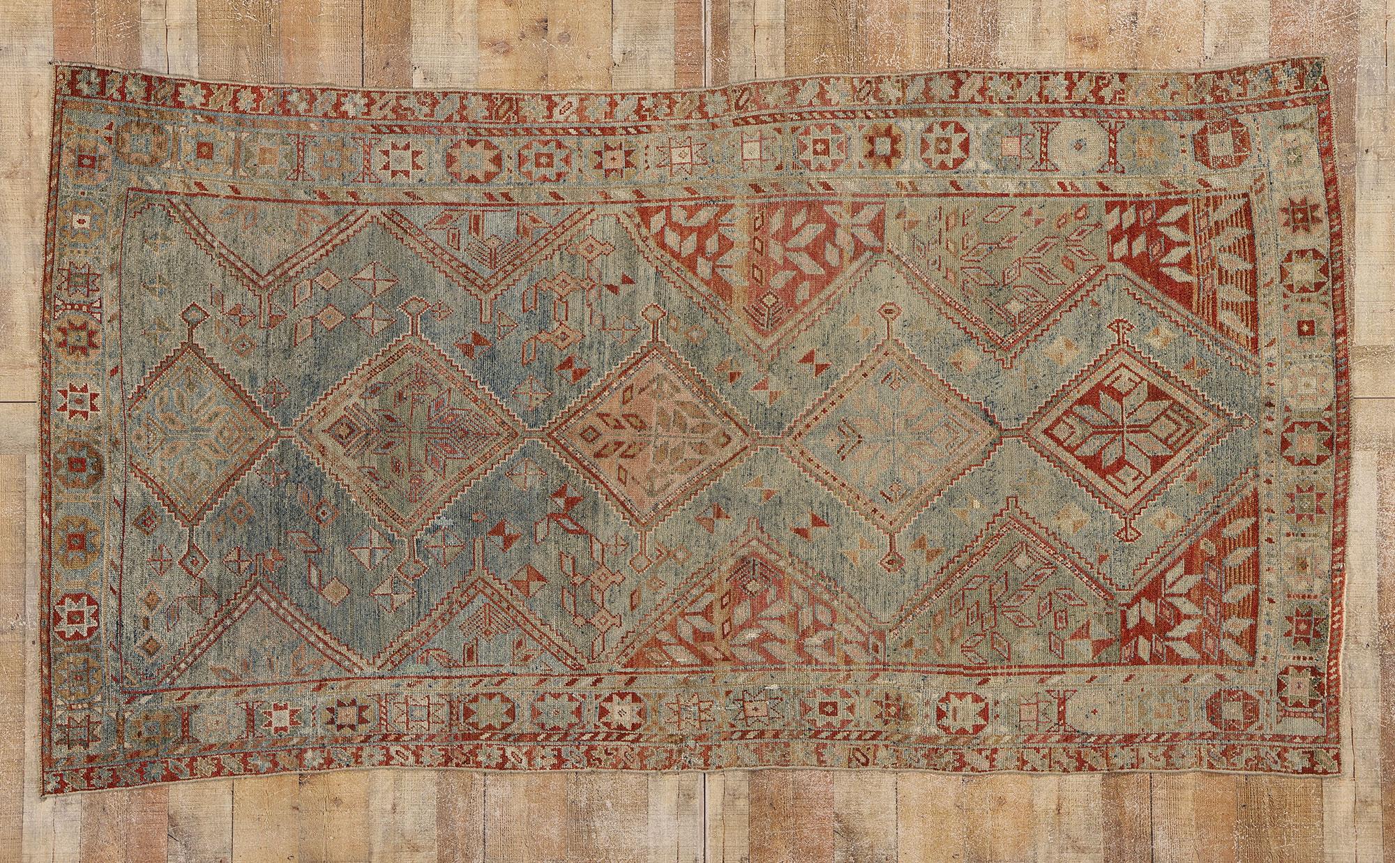 Antiker persischer Shiraz-Teppich, Rugged Beauty Meets Tribal Enchantment, Stammeskunst  im Angebot 1