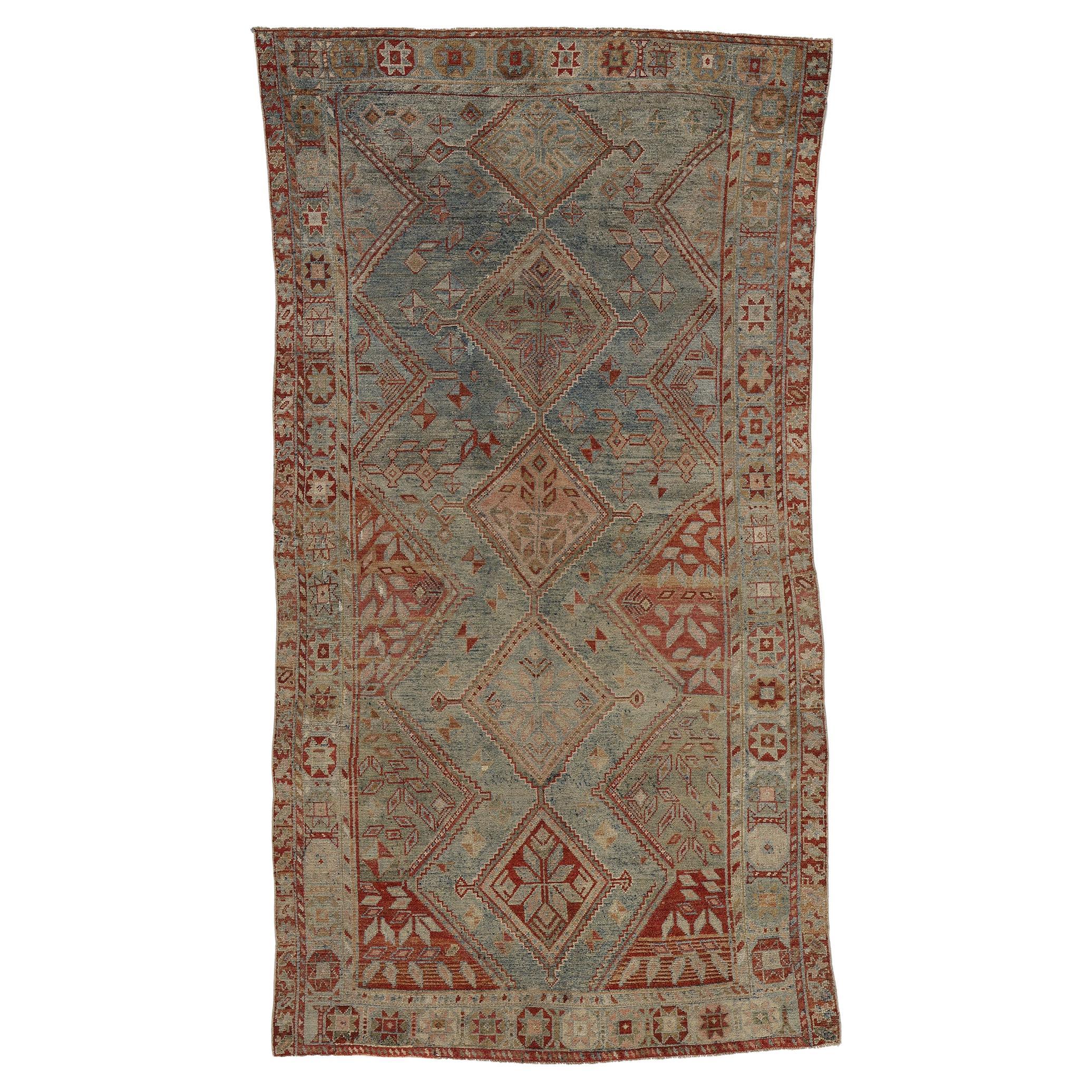 Antiker persischer Shiraz-Teppich, Rugged Beauty Meets Tribal Enchantment, Stammeskunst  im Angebot