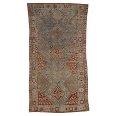 Antiker persischer Shiraz-Teppich, Rugged Beauty Meets Tribal Enchantment, Stammeskunst 