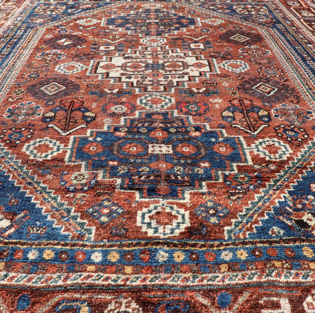 Tappeto antico persiano Shiraz con geometrie a tre medaglioni in arancione e blu arrugginito in vendita 2