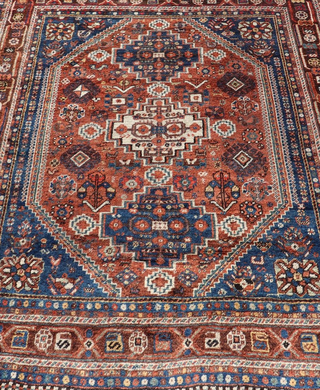 Tappeto antico persiano Shiraz con geometrie a tre medaglioni in arancione e blu arrugginito in vendita 1