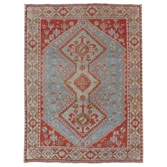 Ancien tapis persan Shiraz avec médaillons centraux et designs sub géométriques
