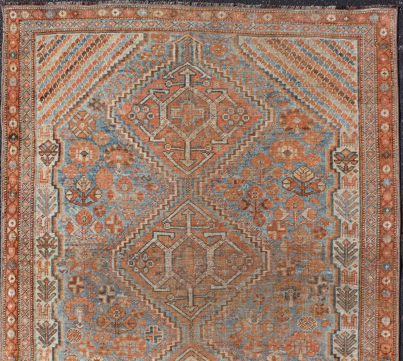 Ancien tapis persan Shiraz avec médaillons géométriques centraux 3'8 x 5'1 en vente 2
