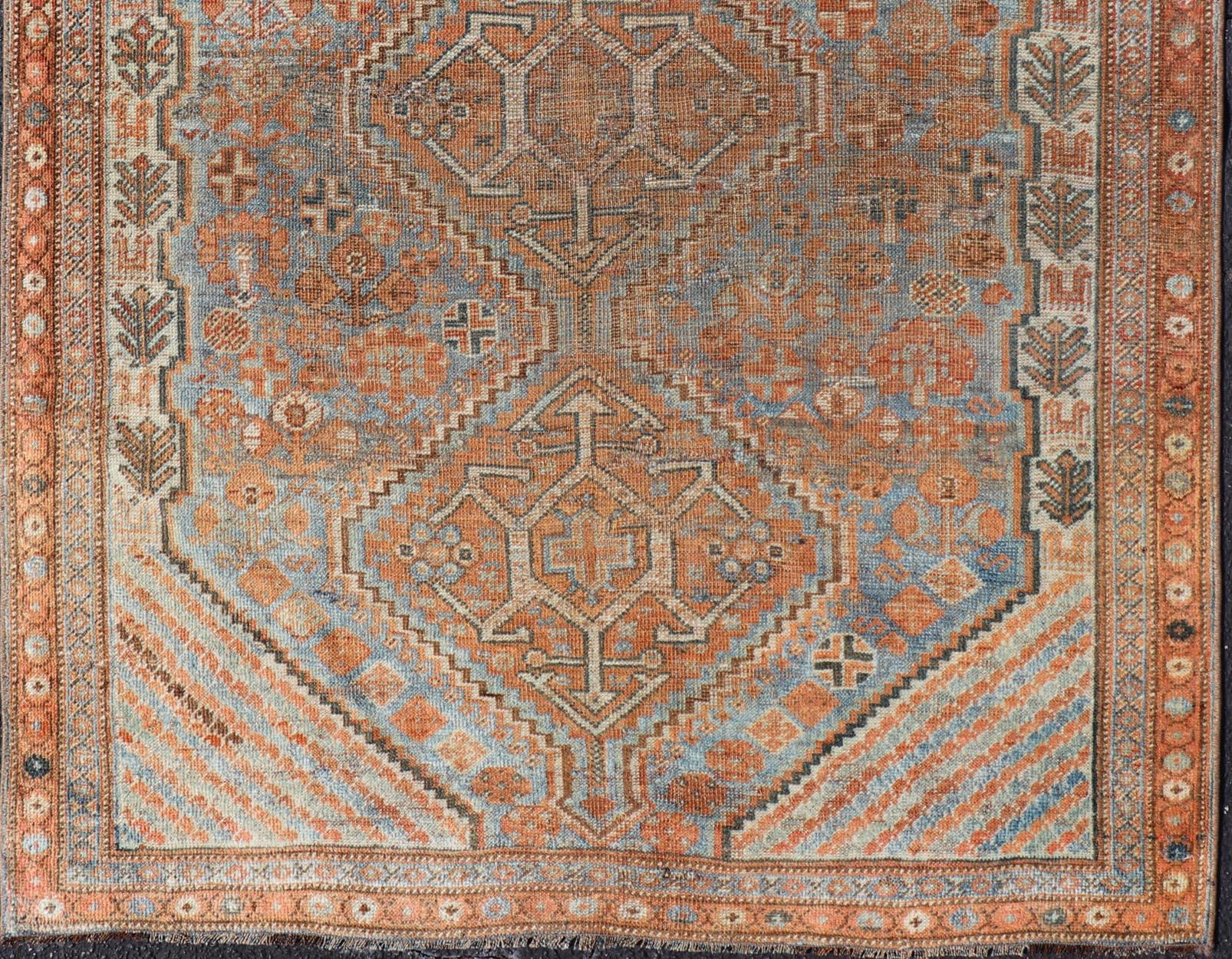Tribal Ancien tapis persan Shiraz avec médaillons géométriques centraux 3'8 x 5'1 en vente