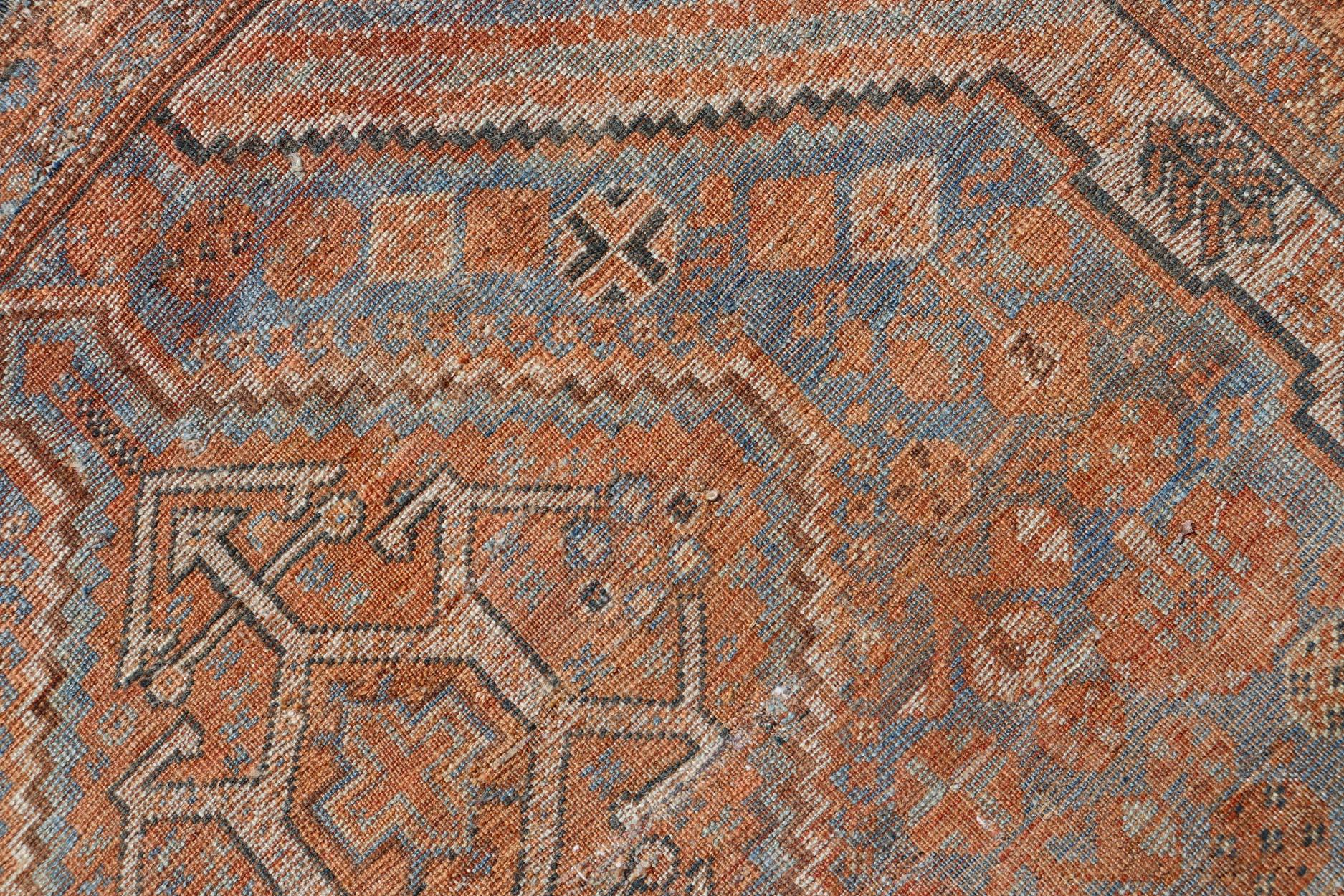 Perse Ancien tapis persan Shiraz avec médaillons géométriques centraux 3'8 x 5'1 en vente