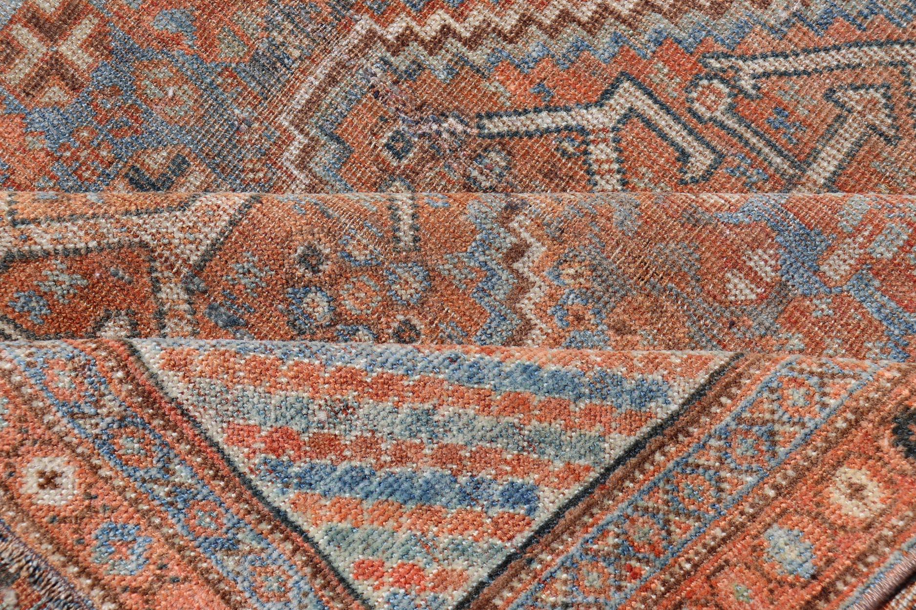 Noué à la main Ancien tapis persan Shiraz avec médaillons géométriques centraux 3'8 x 5'1 en vente