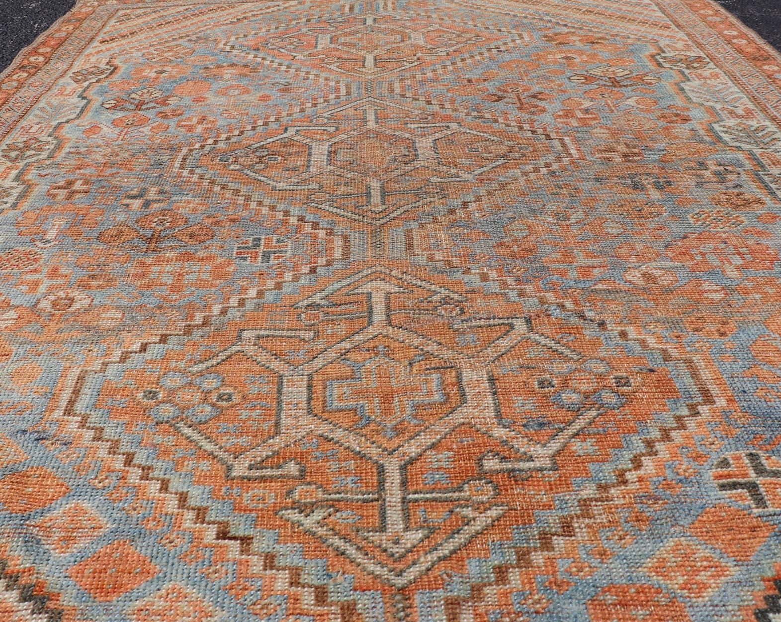 20ième siècle Ancien tapis persan Shiraz avec médaillons géométriques centraux 3'8 x 5'1 en vente