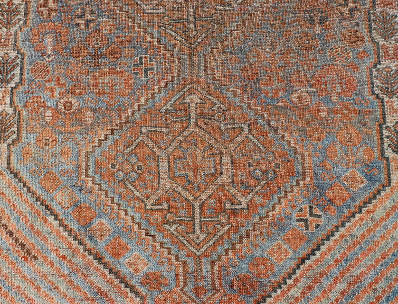 Laine Ancien tapis persan Shiraz avec médaillons géométriques centraux 3'8 x 5'1 en vente