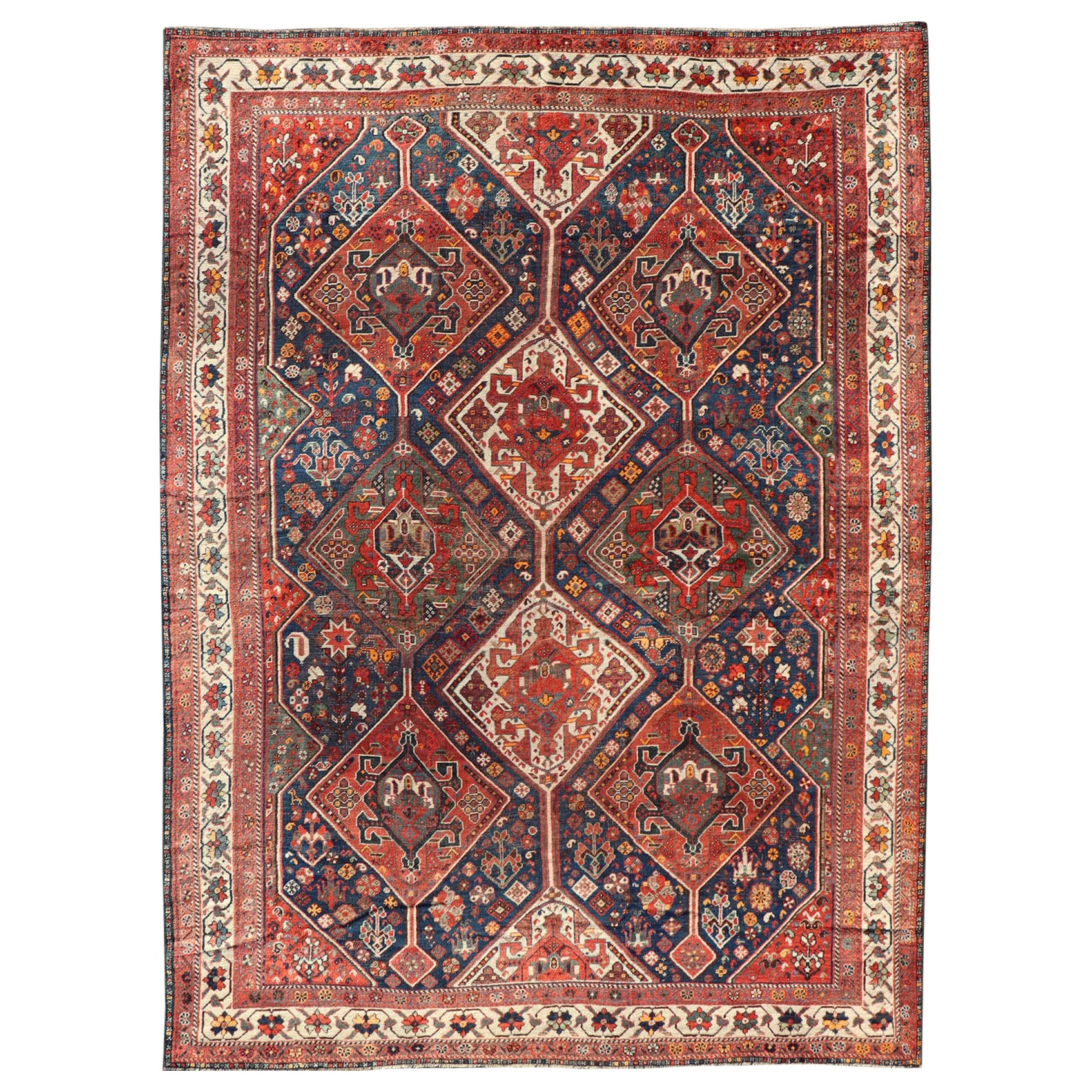 Tapis persan ancien Shiraz avec médaillons en diamants bleu marine, rouge et ivoire en vente