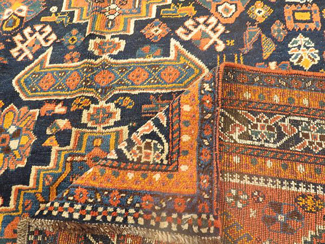 Antigua alfombra persa Shiraz con medallones florales y geométricos en toda su superficie Persa en venta