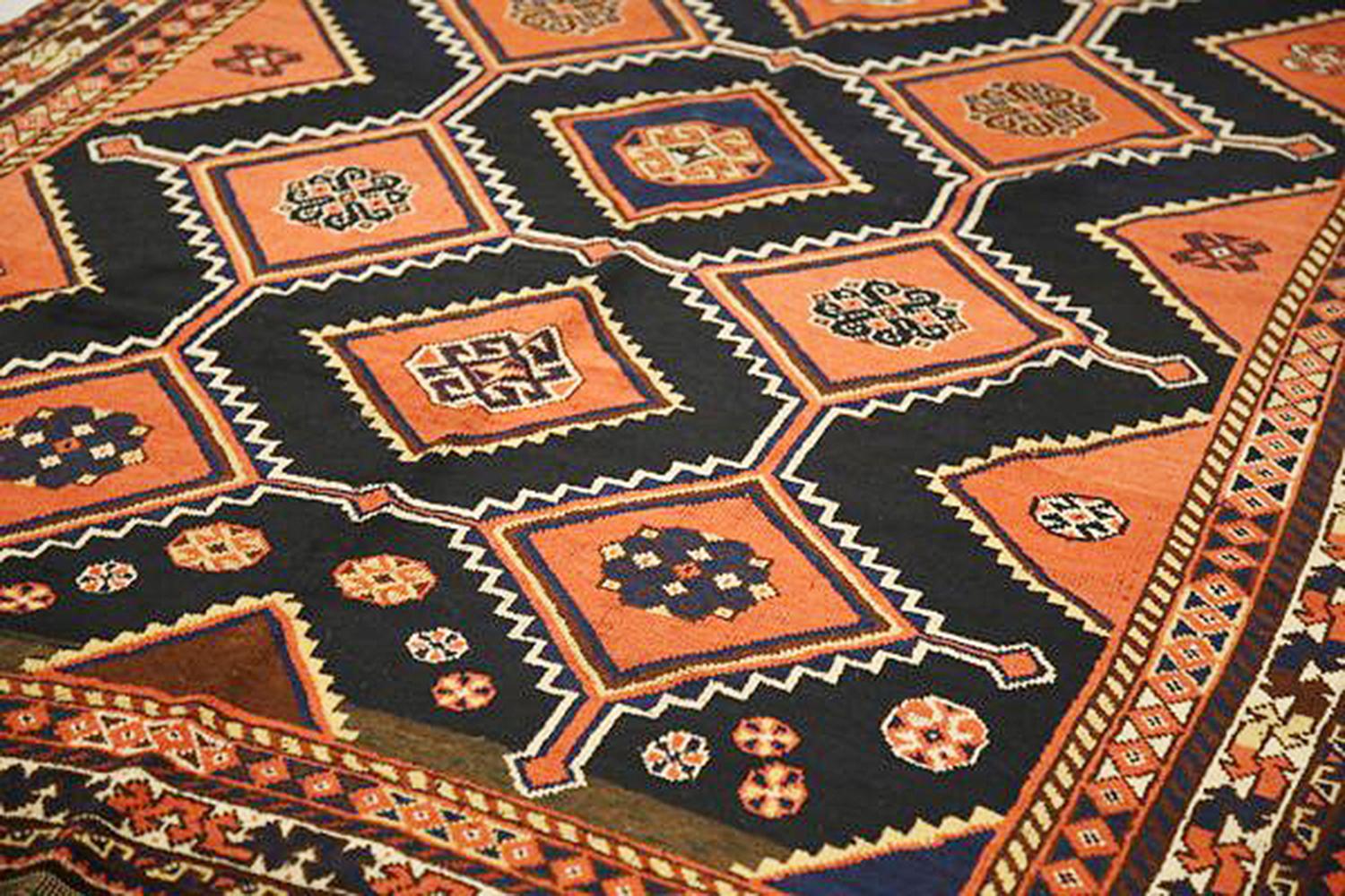 Antigua alfombra persa Shiraz con medallones florales y geométricos sobre fondo negro Otro en venta